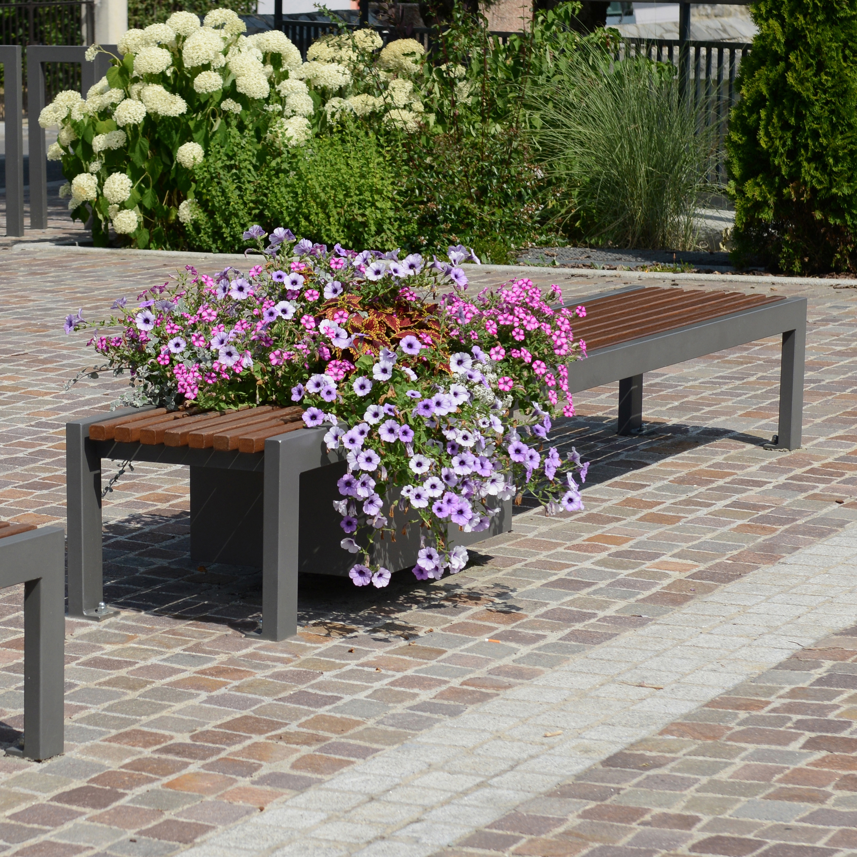 Display product Cinéo Bench seat & Planter from manufacturer Univers et Cité - Mobilier urbain