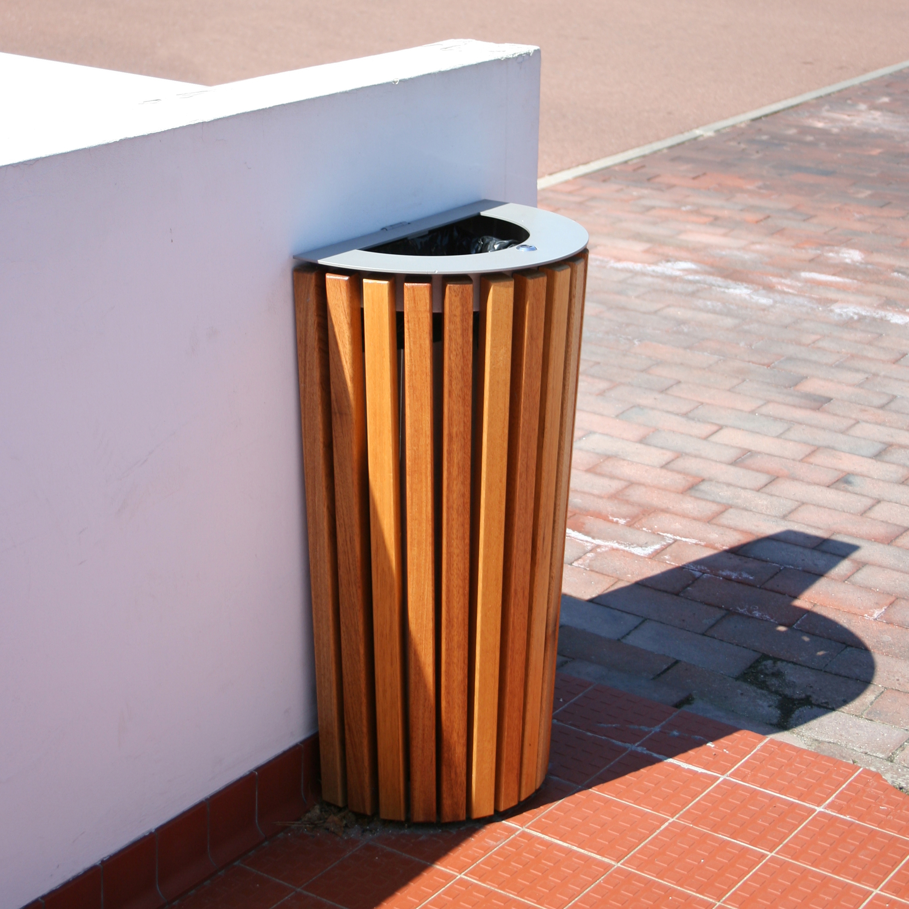 Mostra il prodotto Exotica Bin del produttore Univers et Cité - Mobilier urbain