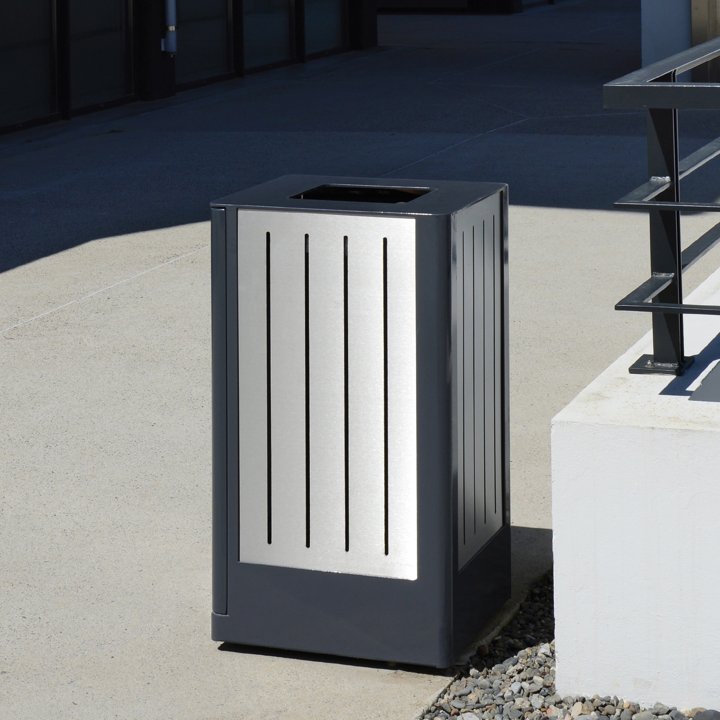 Display product Fusion Bin with low lid from manufacturer Univers et Cité - Mobilier urbain