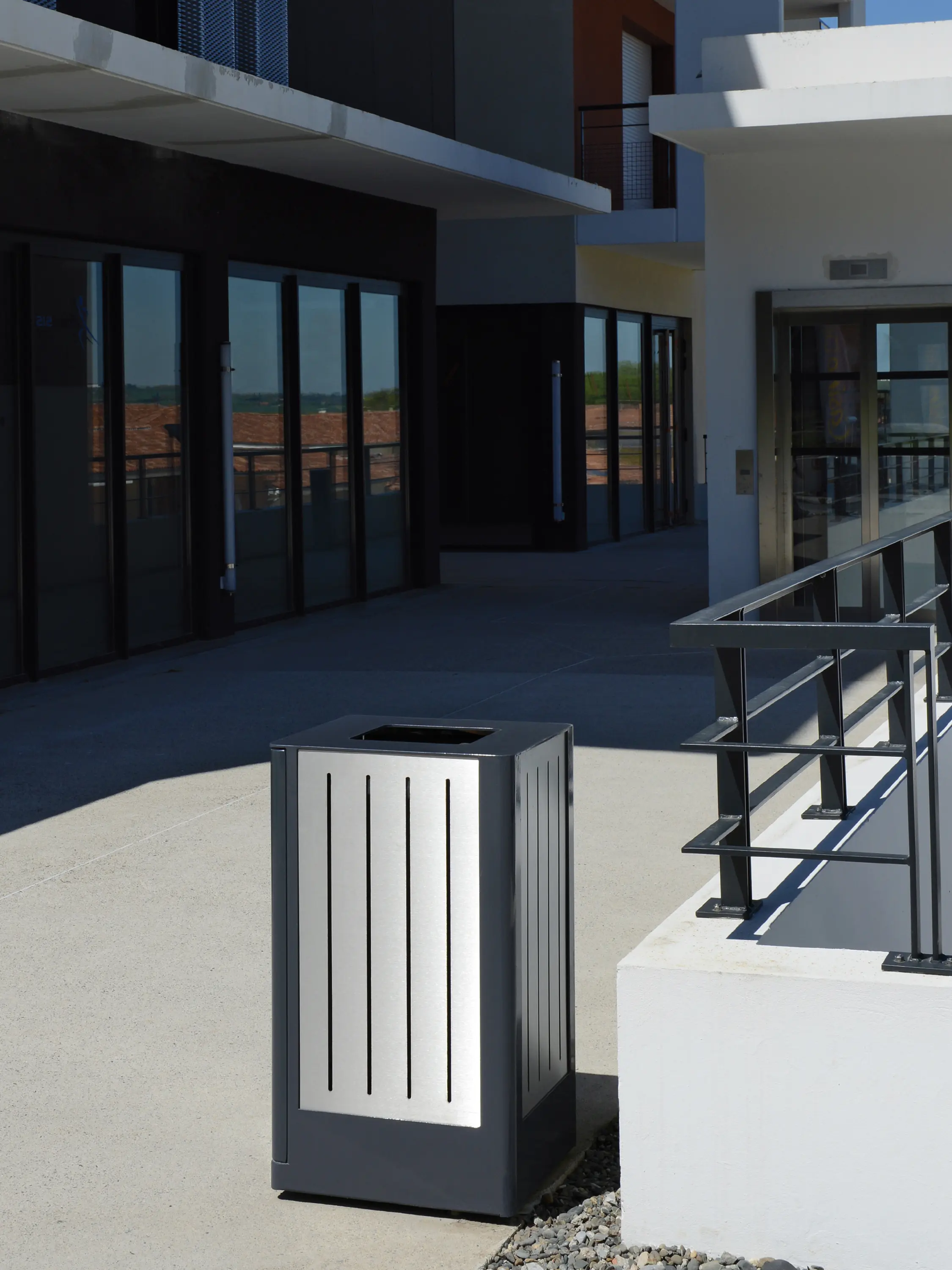 Univers et Cité - Mobilier urbain - Fusion Bin with low lid