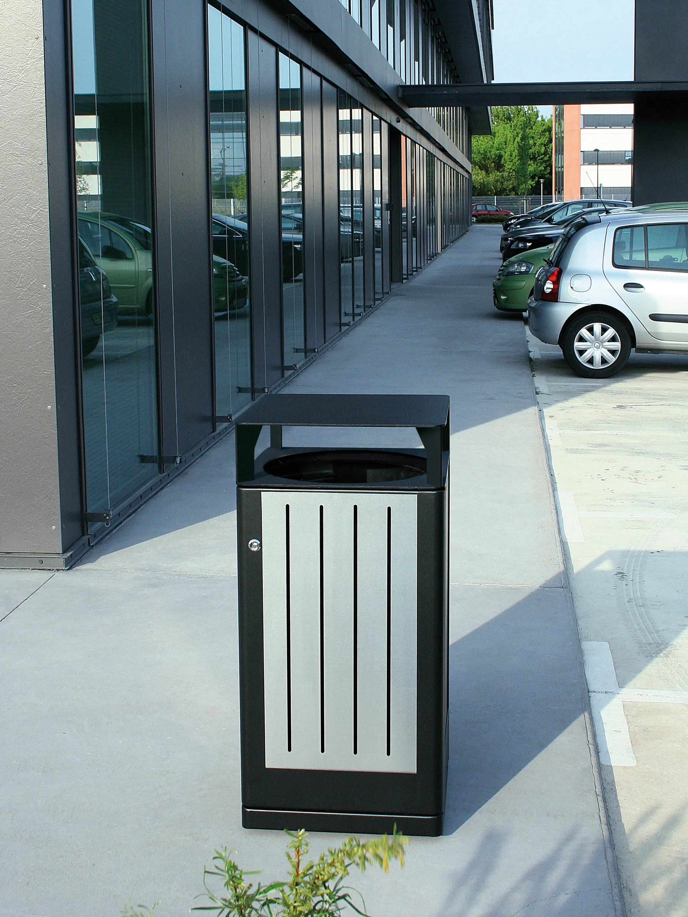 Univers et Cité - Mobilier urbain - Fusion Bin with high lid