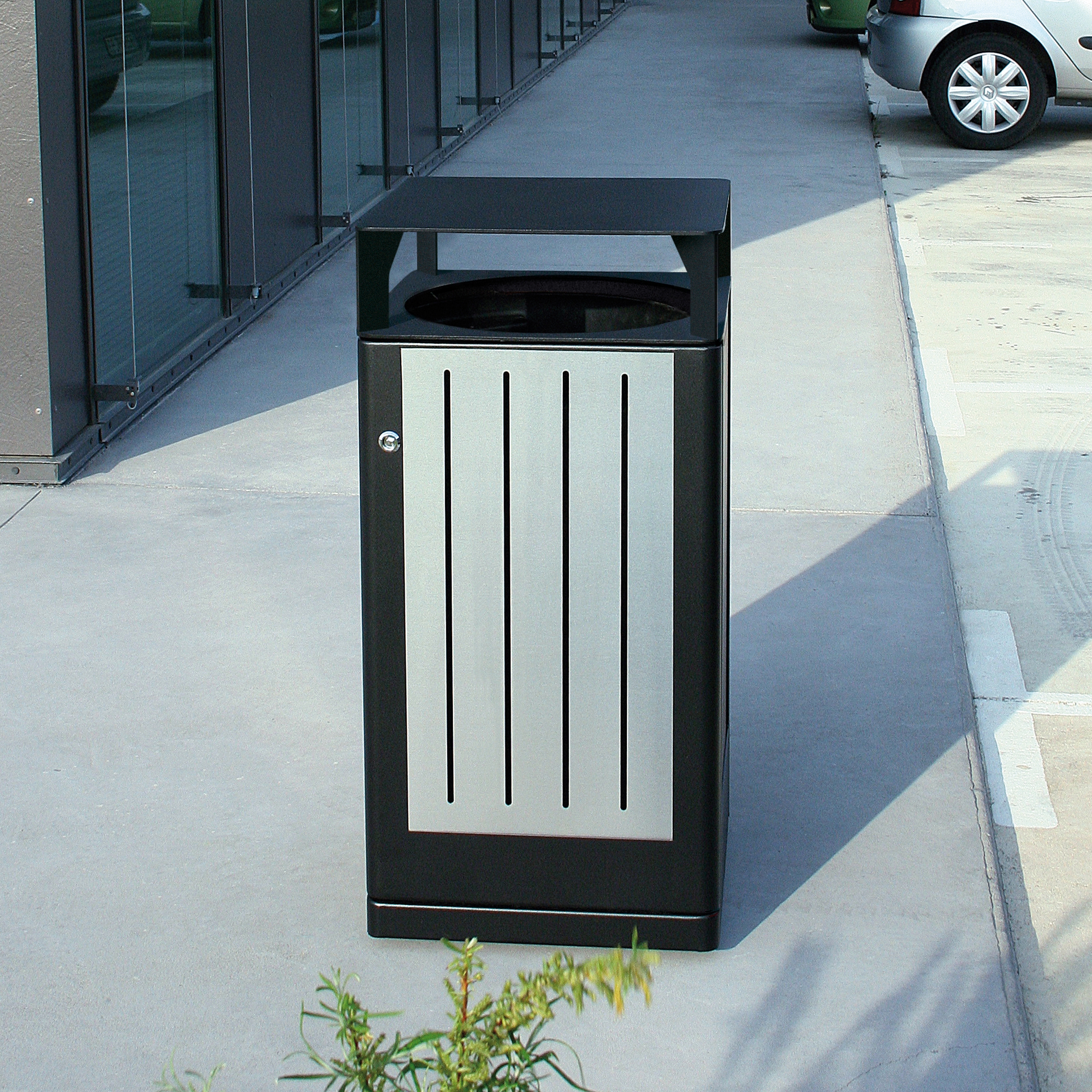 Mostra il prodotto Fusion Bin with high lid del produttore Univers et Cité - Mobilier urbain