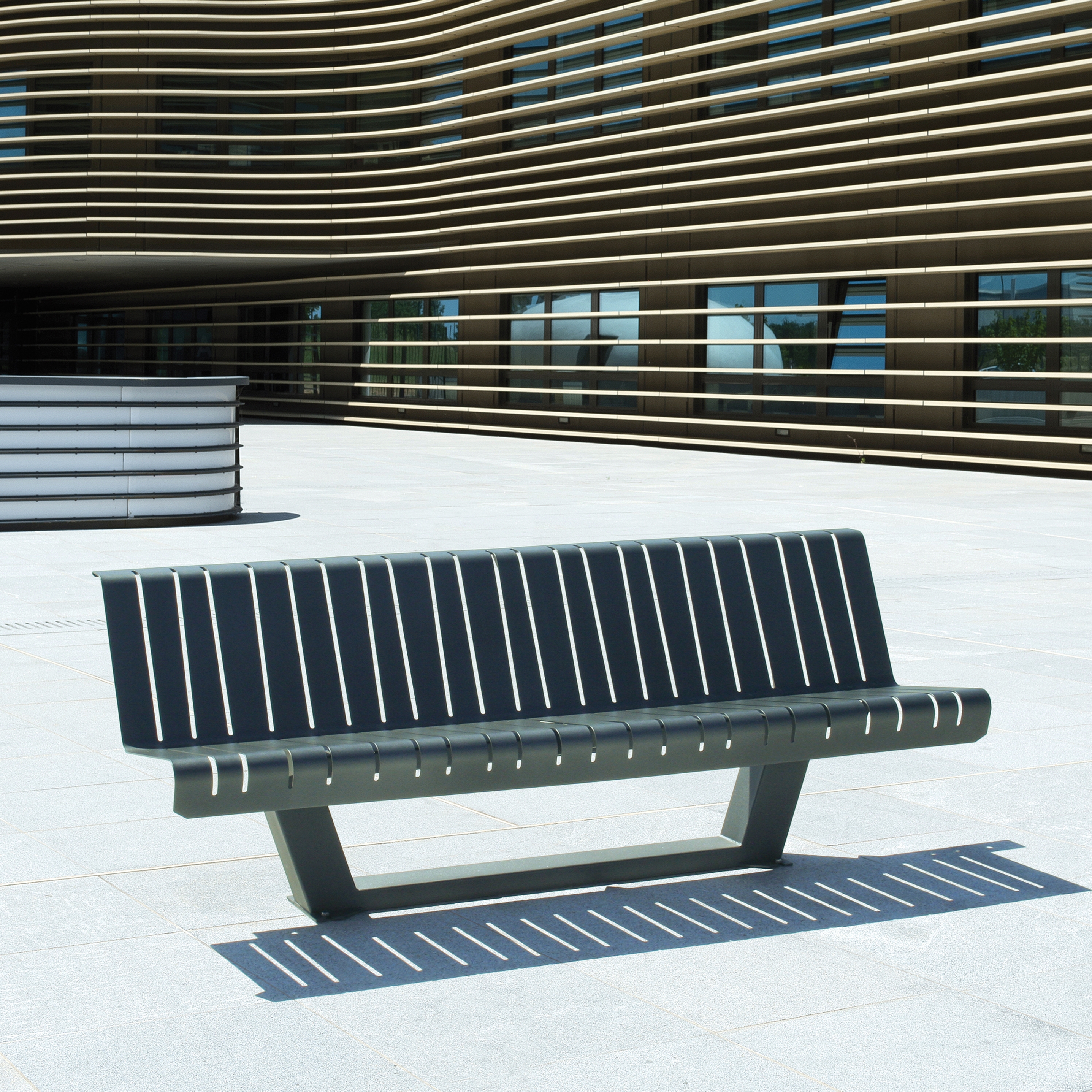 Mostra il prodotto Lia Bench del produttore Univers et Cité - Mobilier urbain