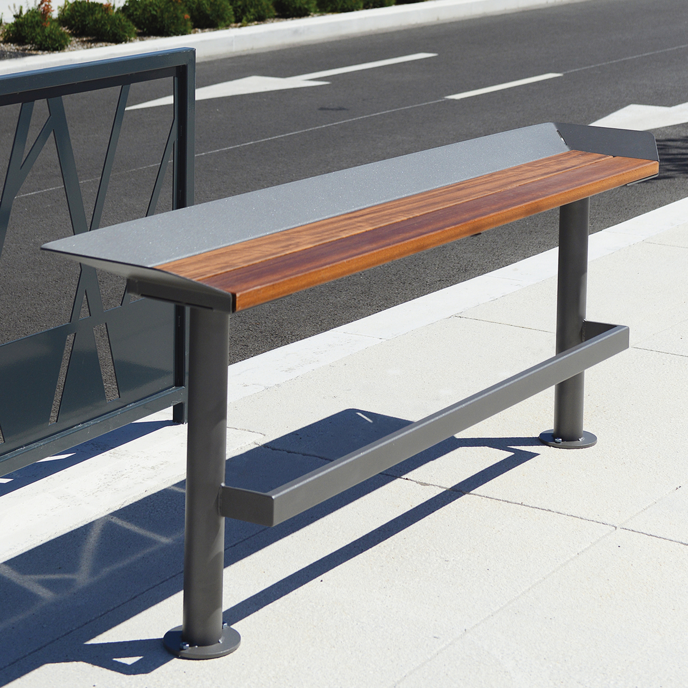Display product Oria sit / stand solution from manufacturer Univers et Cité - Mobilier urbain