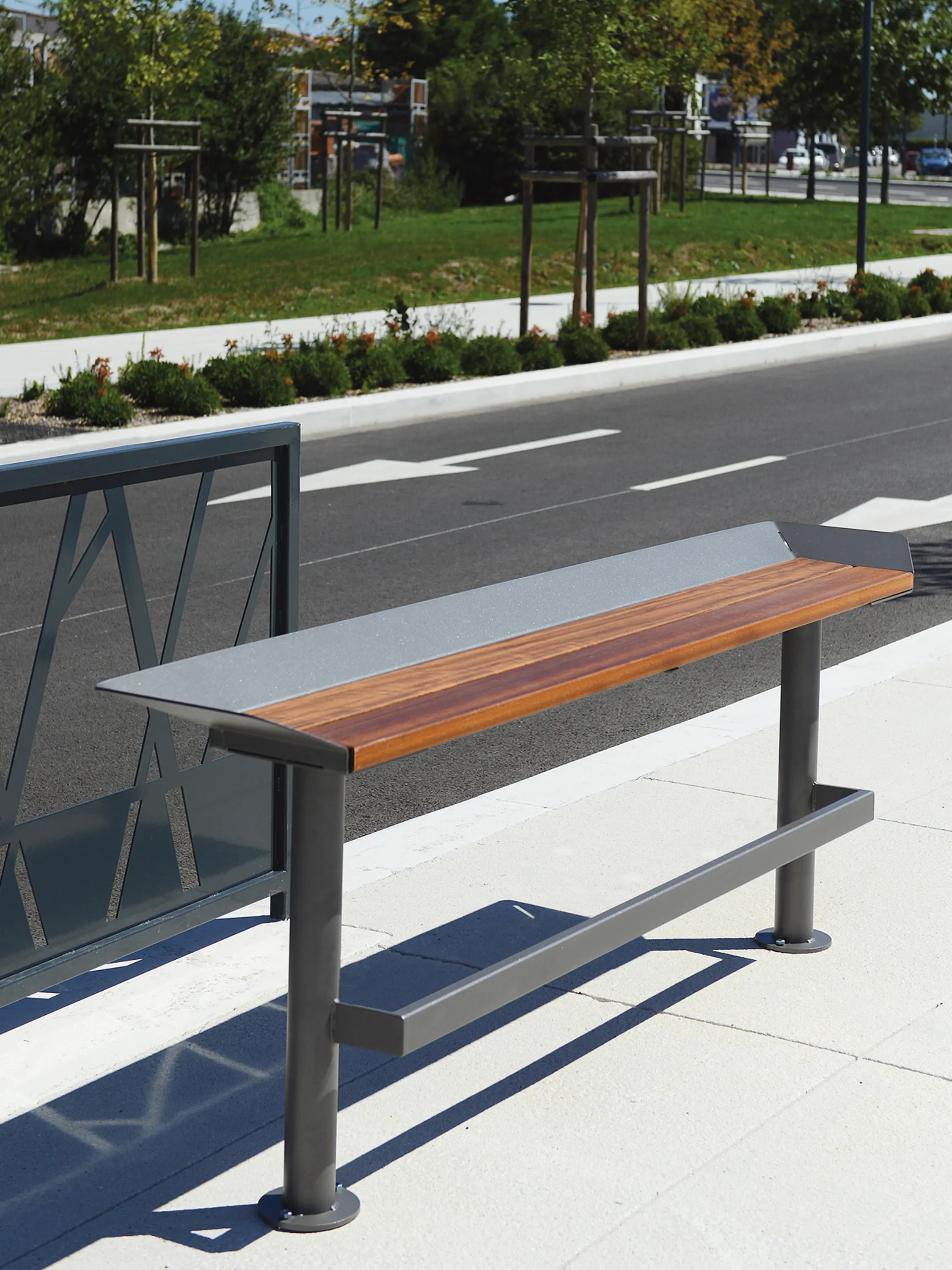 Univers et Cité - Mobilier urbain - Oria sit / stand solution