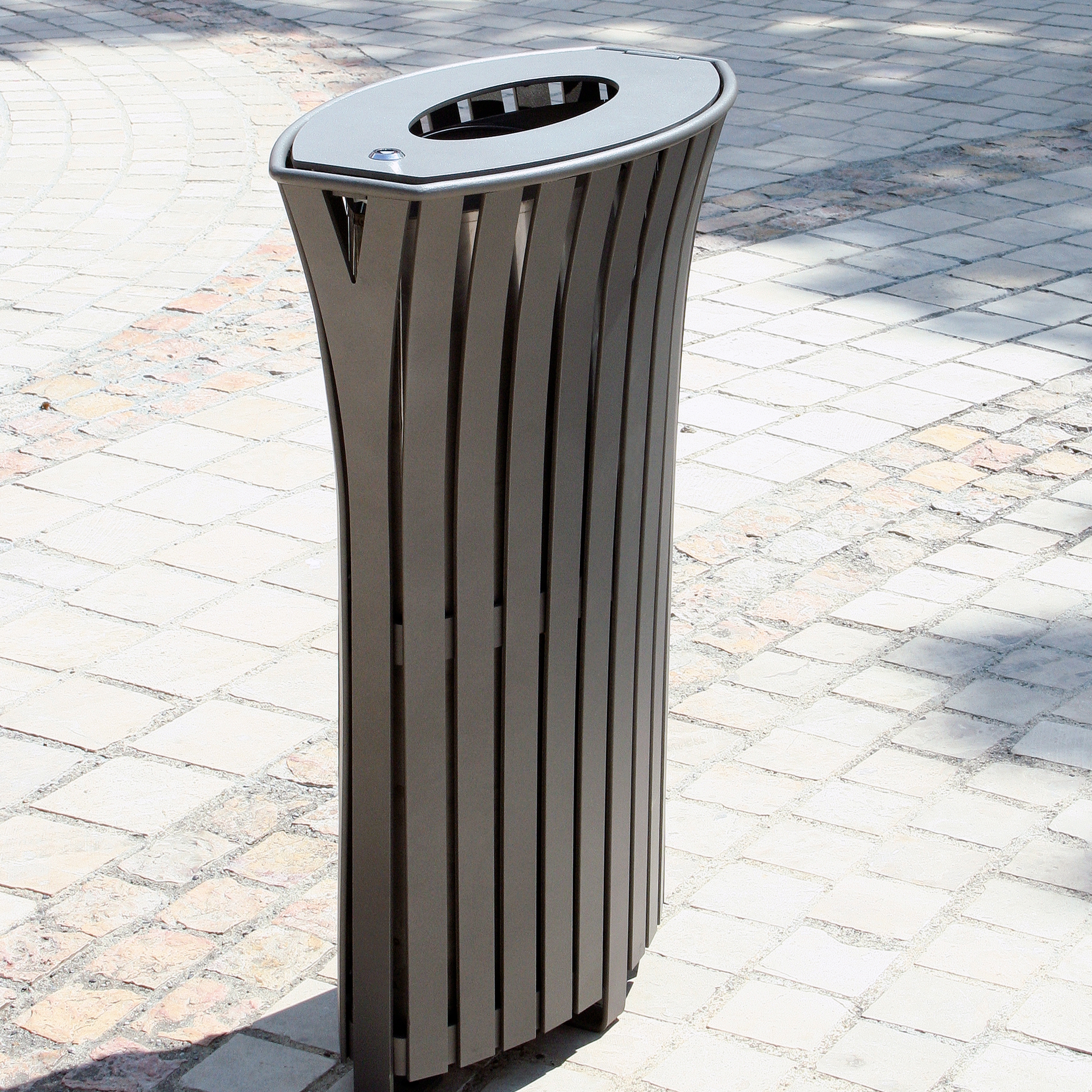 Afficher le produit Corbeille Solis ovale du fabricant Univers et Cité - Mobilier urbain