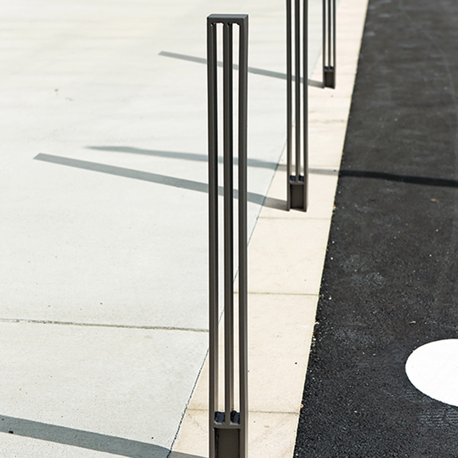 Display product Arlo Post from manufacturer Univers et Cité - Mobilier urbain