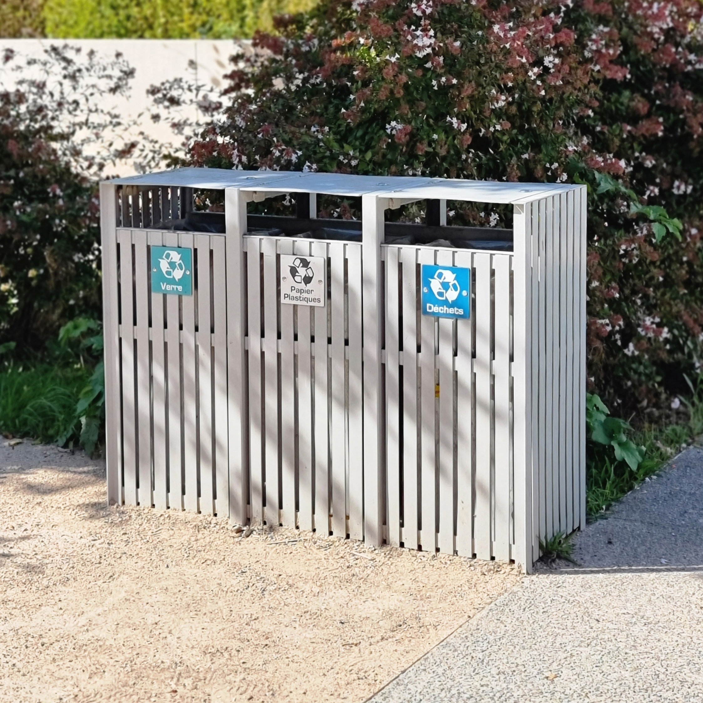 Mostra il prodotto Synergie waste sorting bin 3 containers del produttore Univers et Cité - Mobilier urbain
