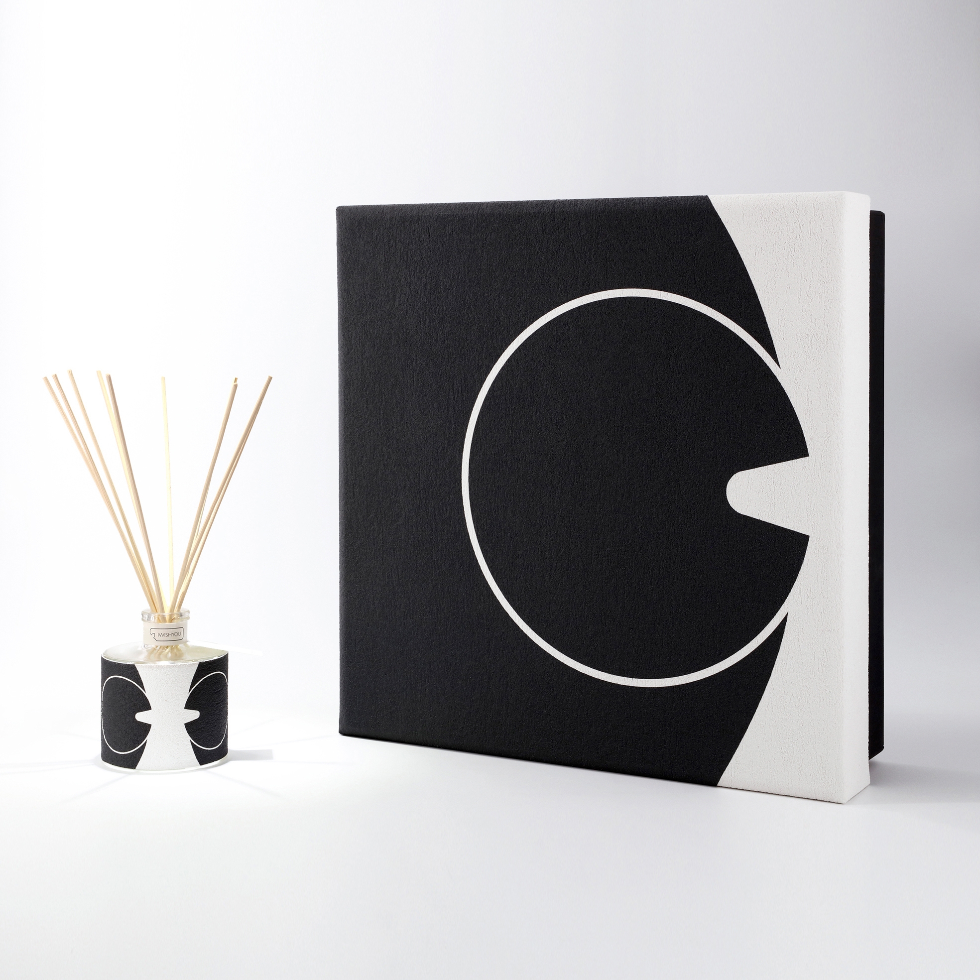 Mostra il prodotto Icon Details  BW | Premium Tabacco e Agrumi del produttore IWISHYOU