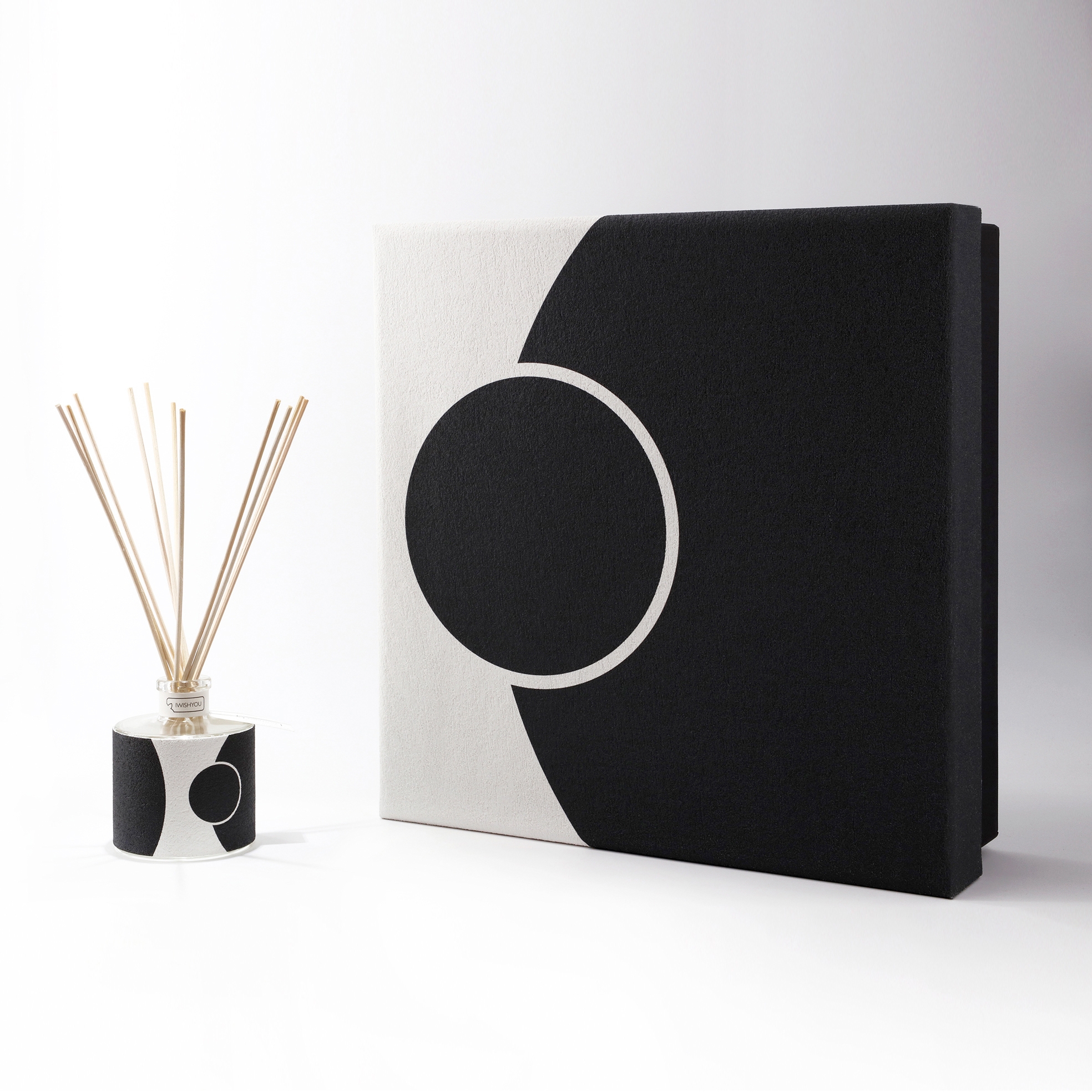Mostra il prodotto Icon Details  BW | Premium Uva e Mirtilli del produttore IWISHYOU