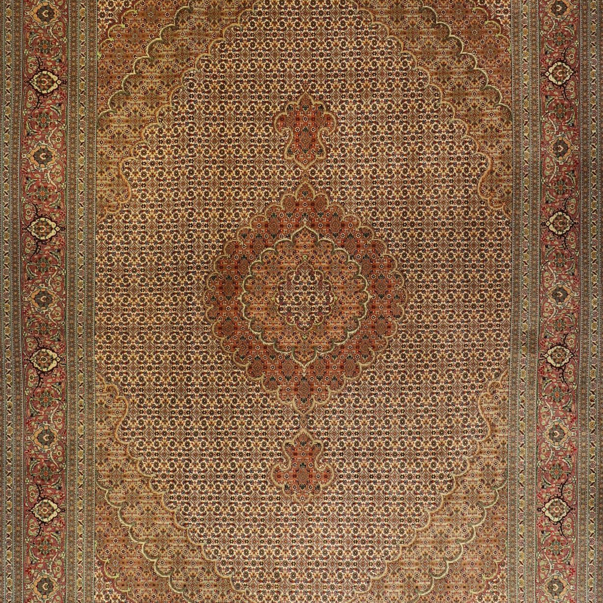 Display product Tabriz Mahi from manufacturer Knotique