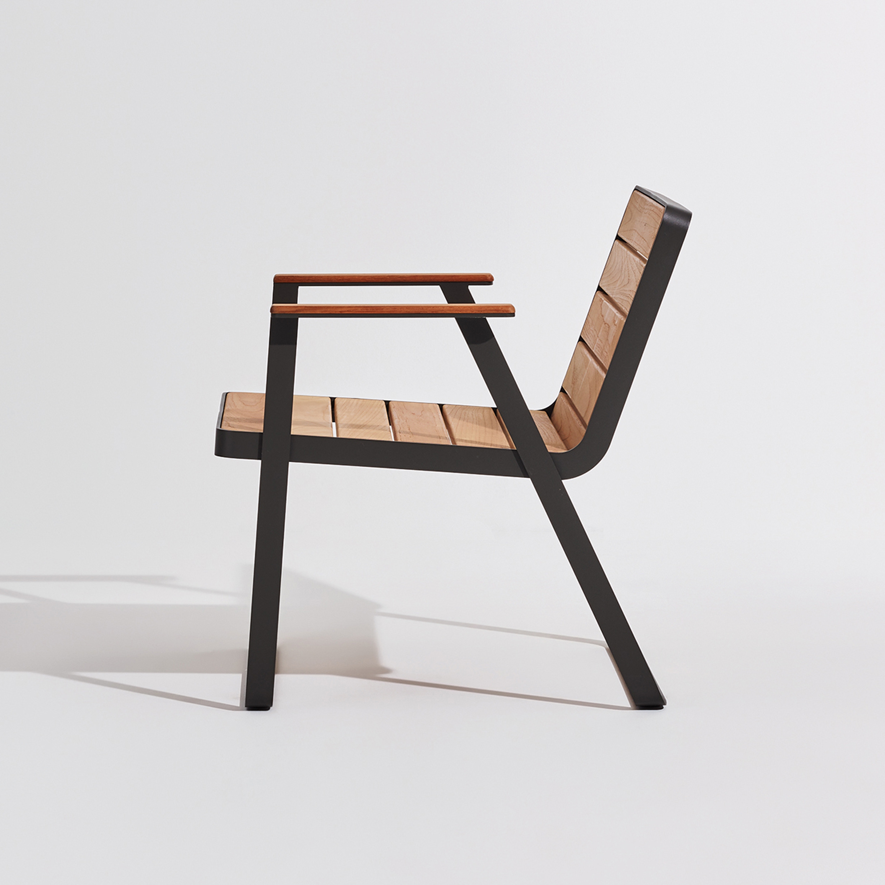 Mostra il prodotto Makemake | Sedia con Braccioli (Teak) del produttore Terraforma