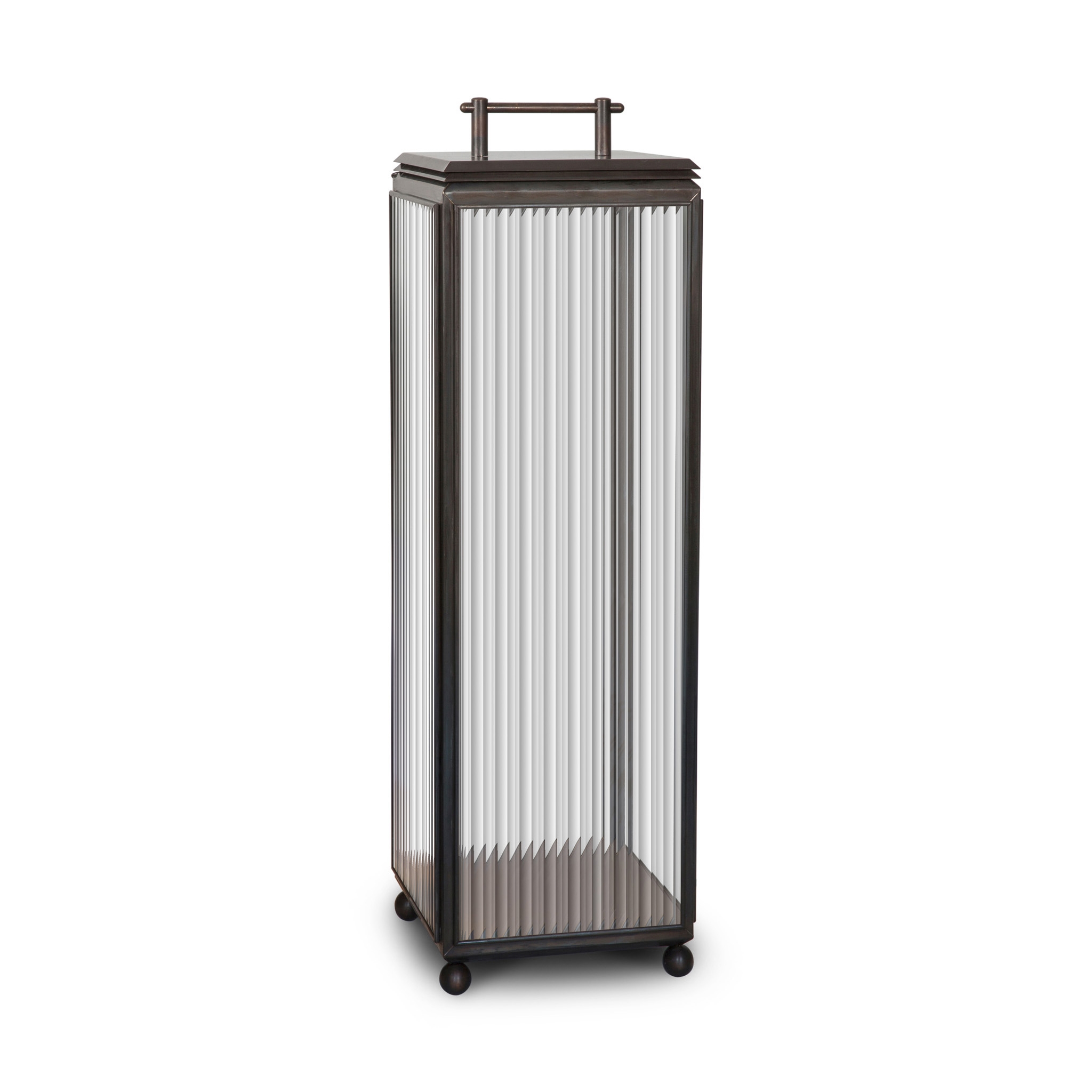 Afficher le produit Lantern | Hazel Floor Light - Tall, Mains Powered - Antique Brass & Clear Reeded Glass du fabricant J. Adams & Co
