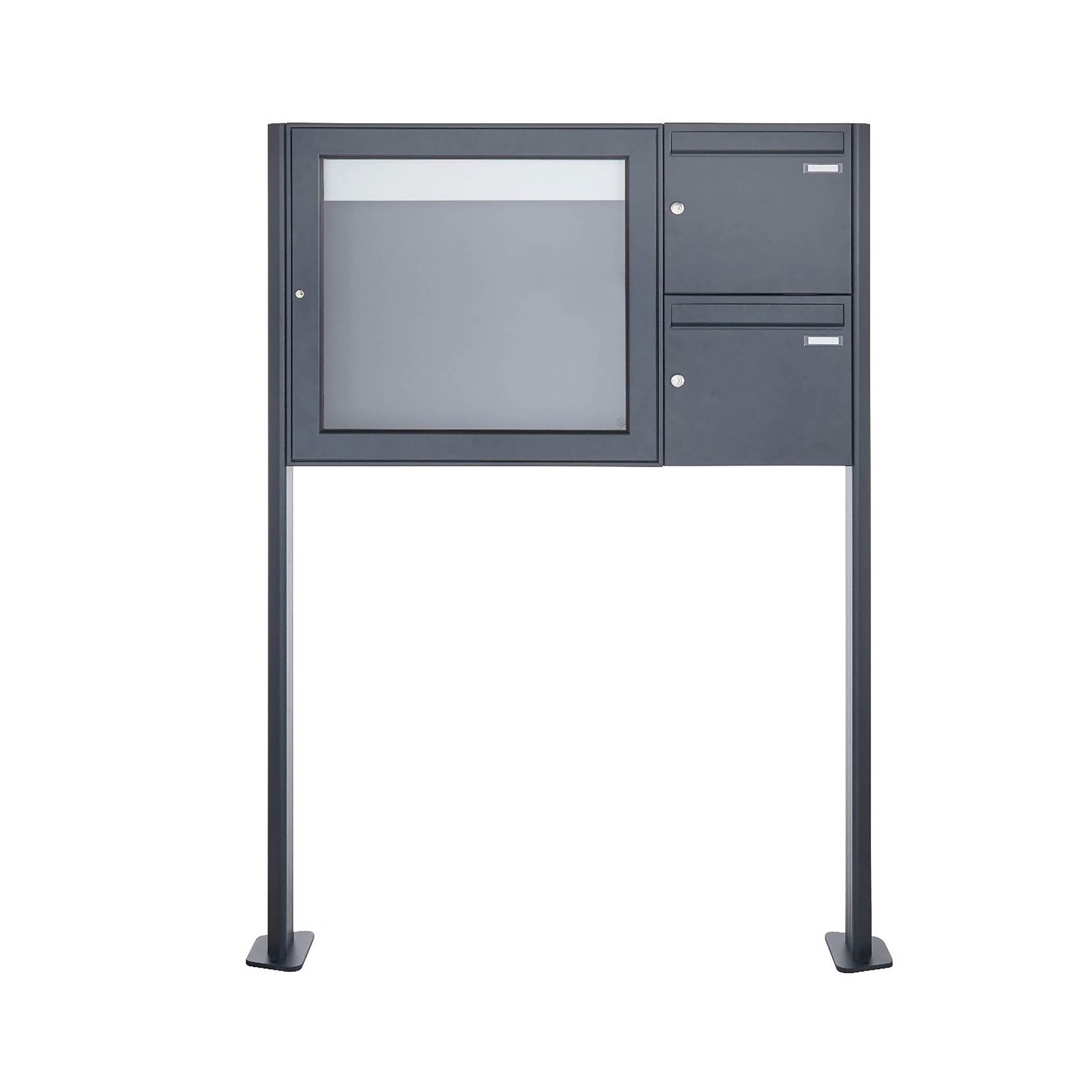 Mostra il prodotto Basic | 2er Standbriefkasten mit Schaukasten BASIC 3894 ST-T - 710x660 - RAL 7016 anthrazitgrau Rechts del produttore Briefkasten Manufaktur