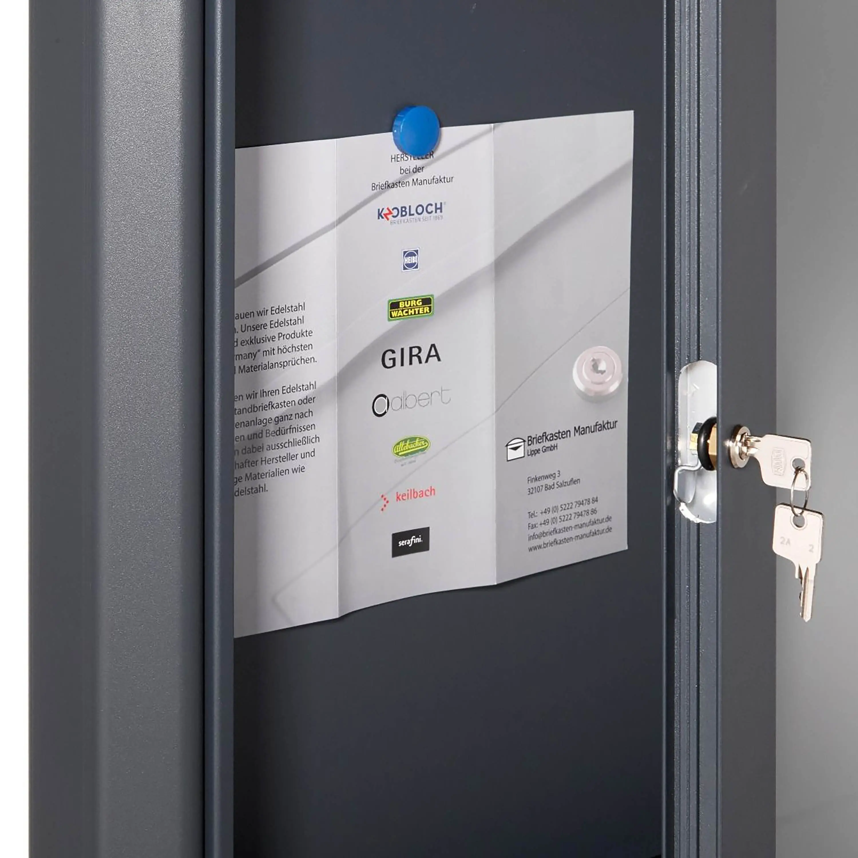 Briefkasten Manufaktur - Basic | Freistehender Schaukasten BASIC 389 ST-T - 710x660 - RAL 7016 anthrazitgrau