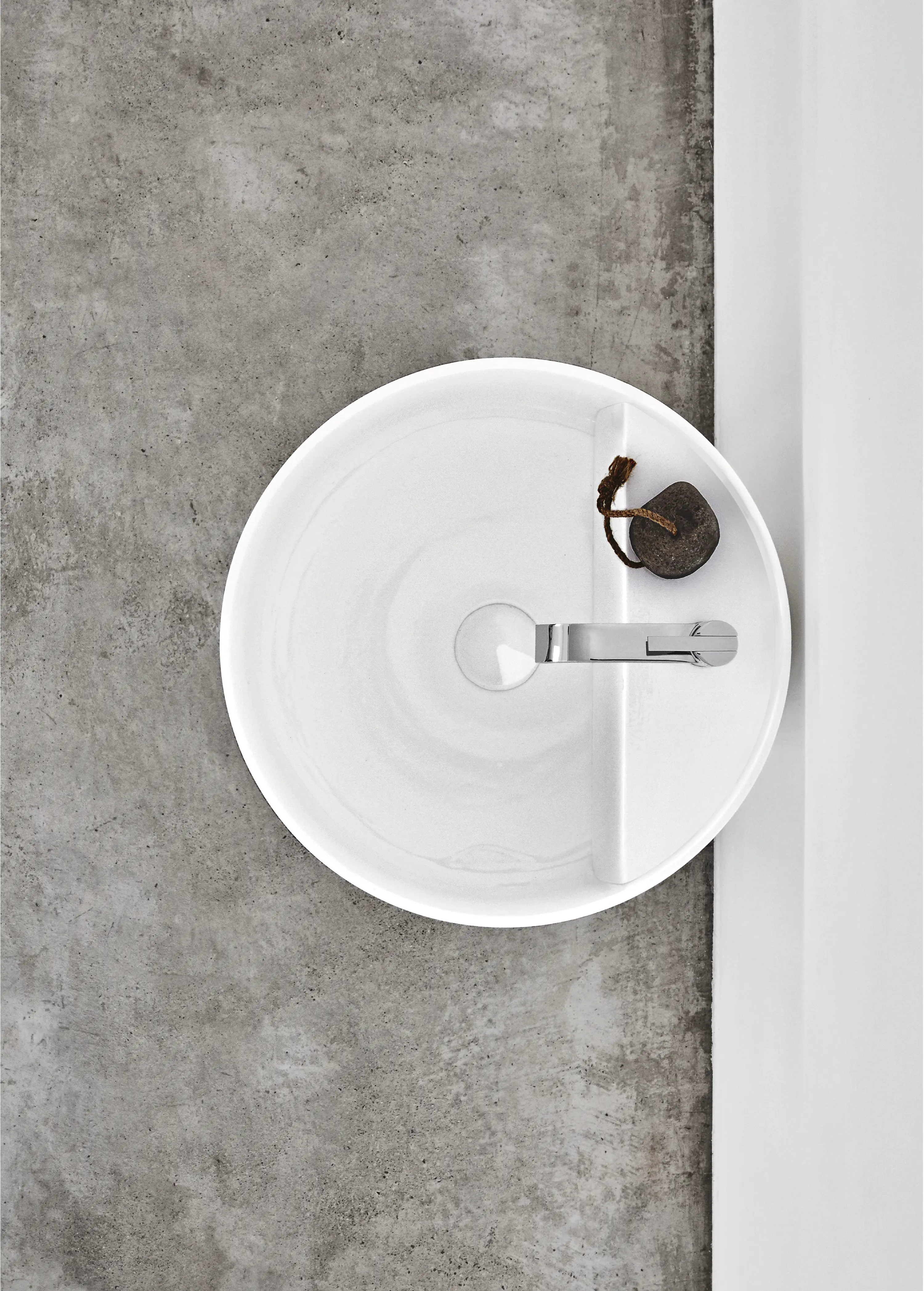 NIC Design - Ovvio freestanding with tap hole