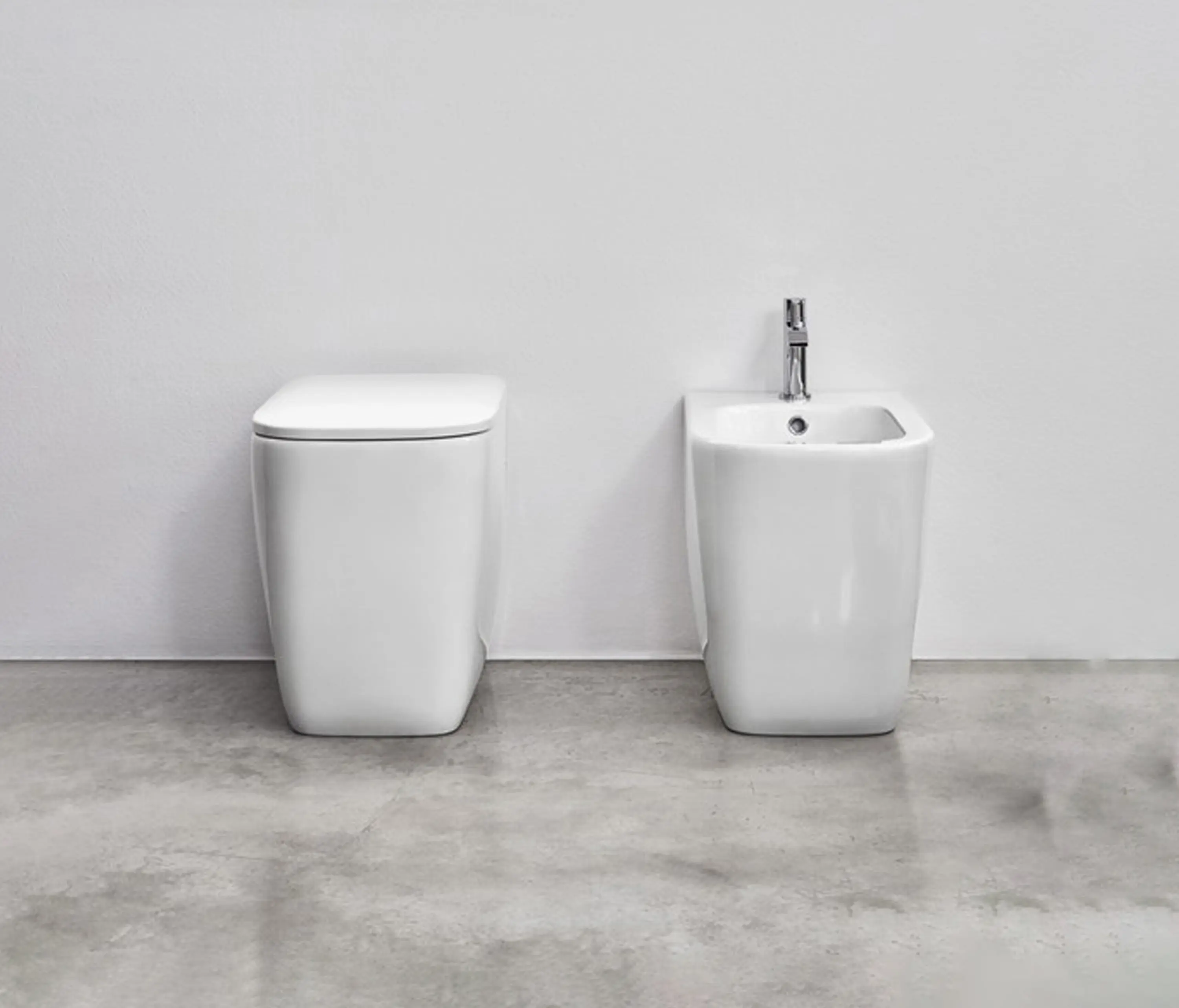NIC Design - Semplice floor-mounted toilet with unconventional set-out measurement