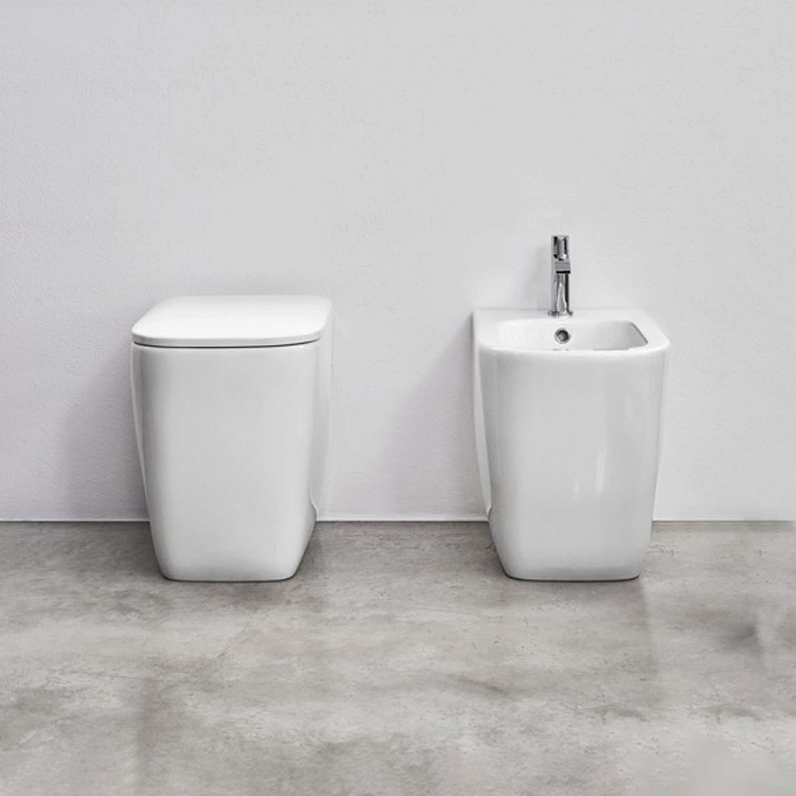 Produkt Semplice floor-mounted toilet with unconventional set-out measurement des Herstellers NIC Design anzeigen