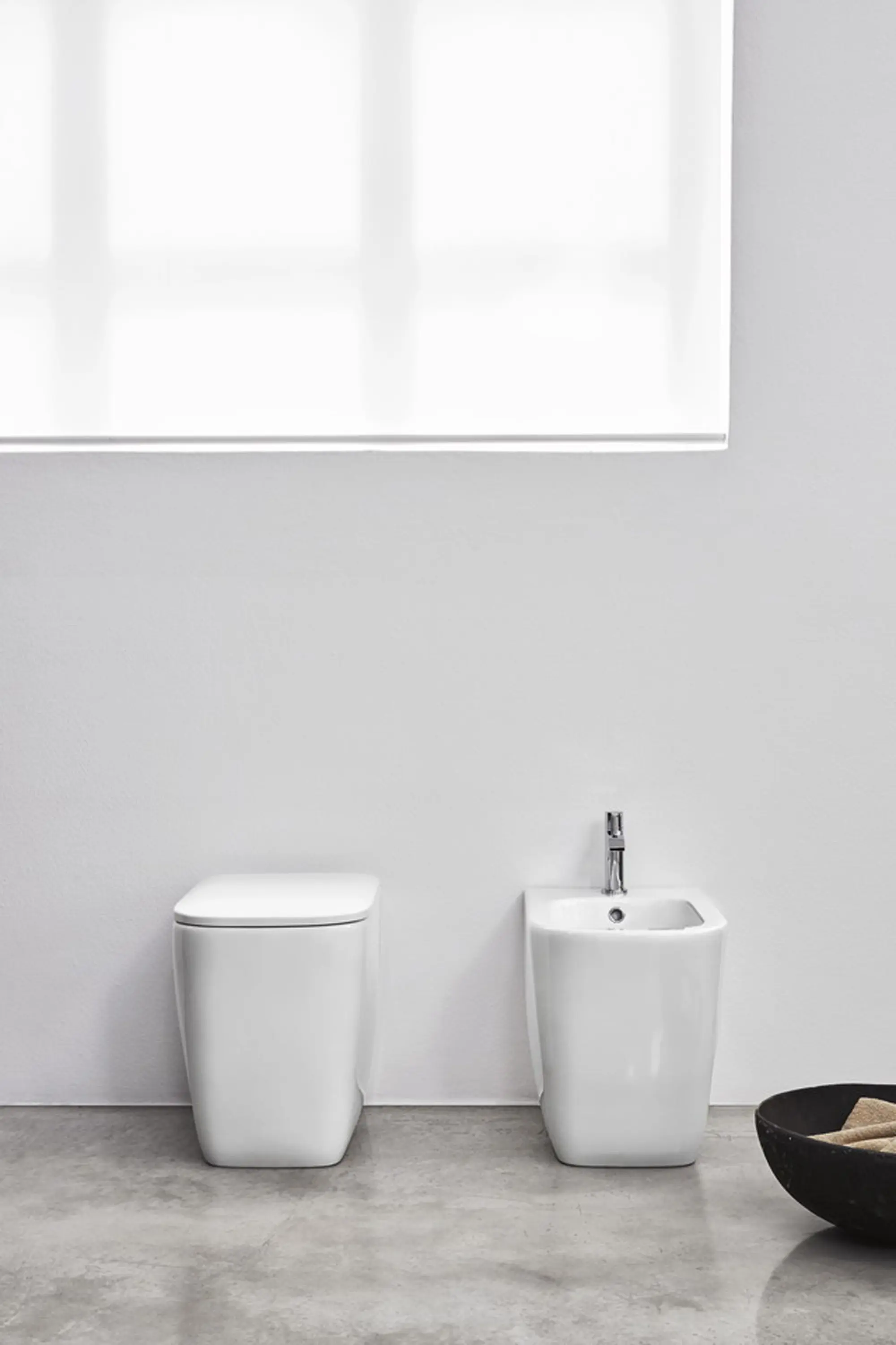 NIC Design - Semplice floor-mounted toilet with unconventional set-out measurement