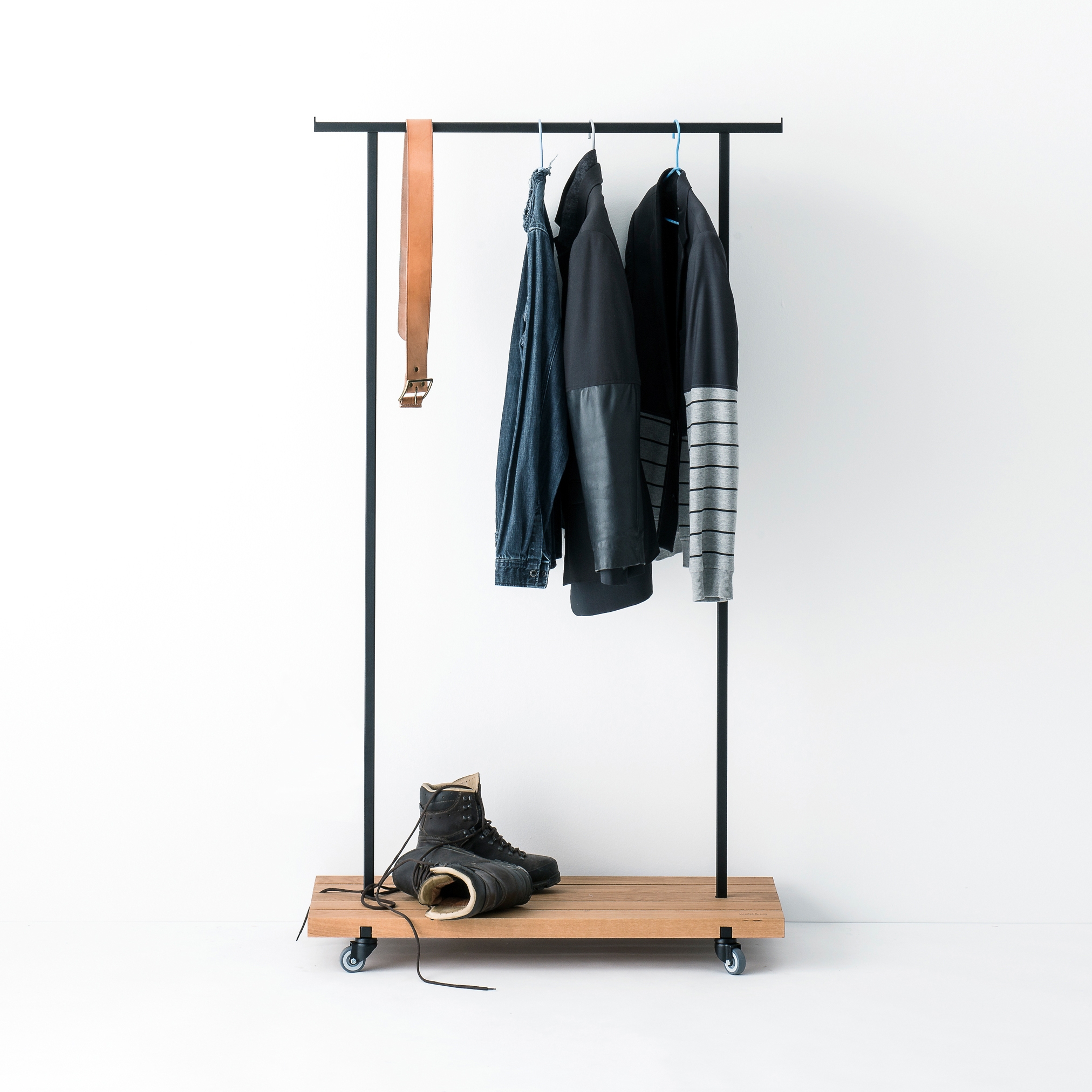 Mostrar el producto Oak 01 Clothes Rack del fabricante weld & co