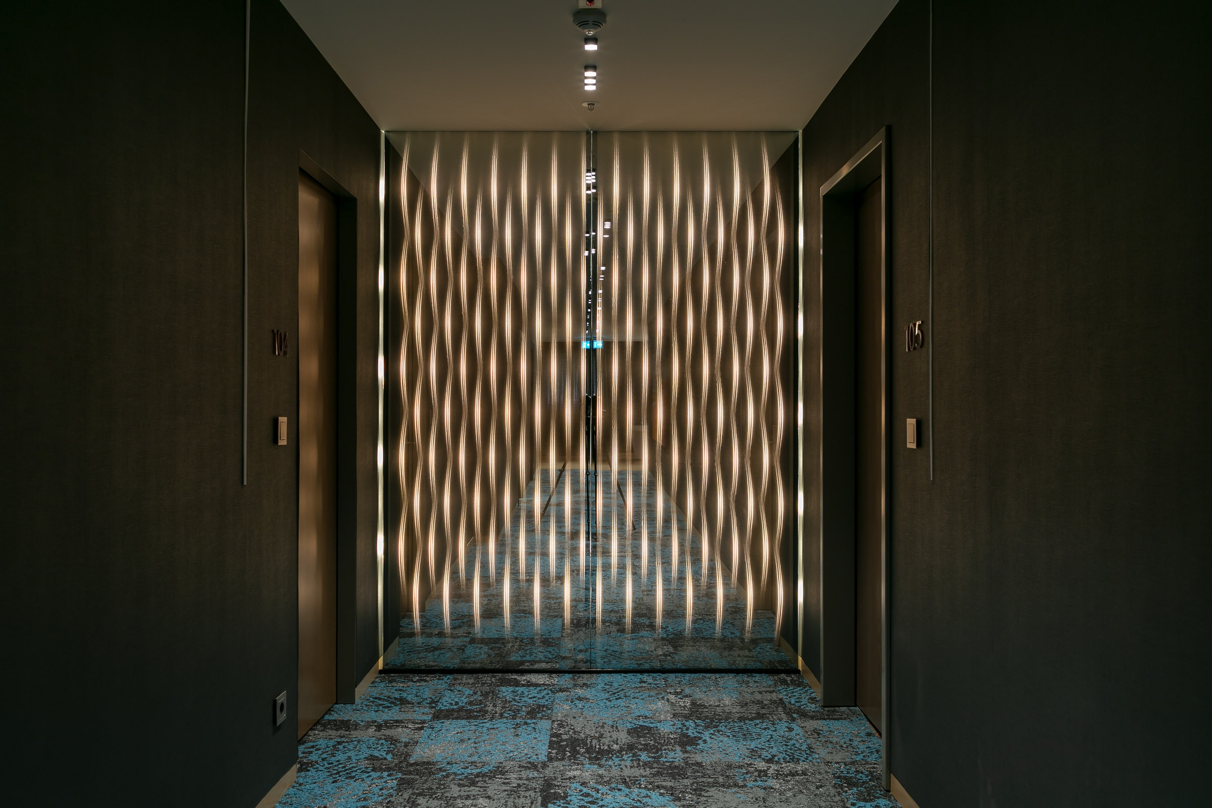 Display product Mirrorglass | Mirrorwall for individual design concepts from manufacturer ETTLIN Smart Textiles