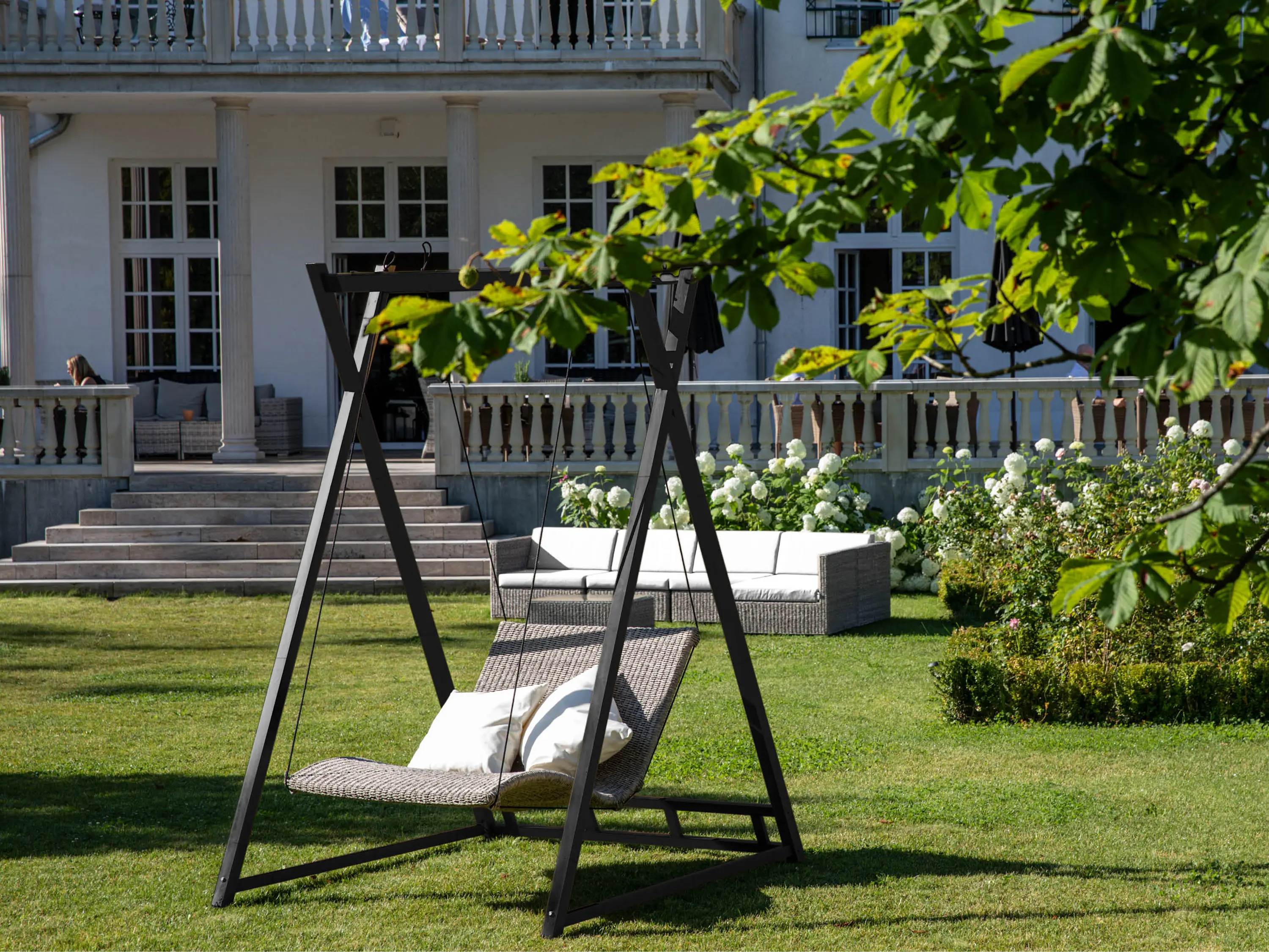 MBM - Heaven Swing | set – silver frame / 2-seater Oyster lounger / 2 ecru cushions