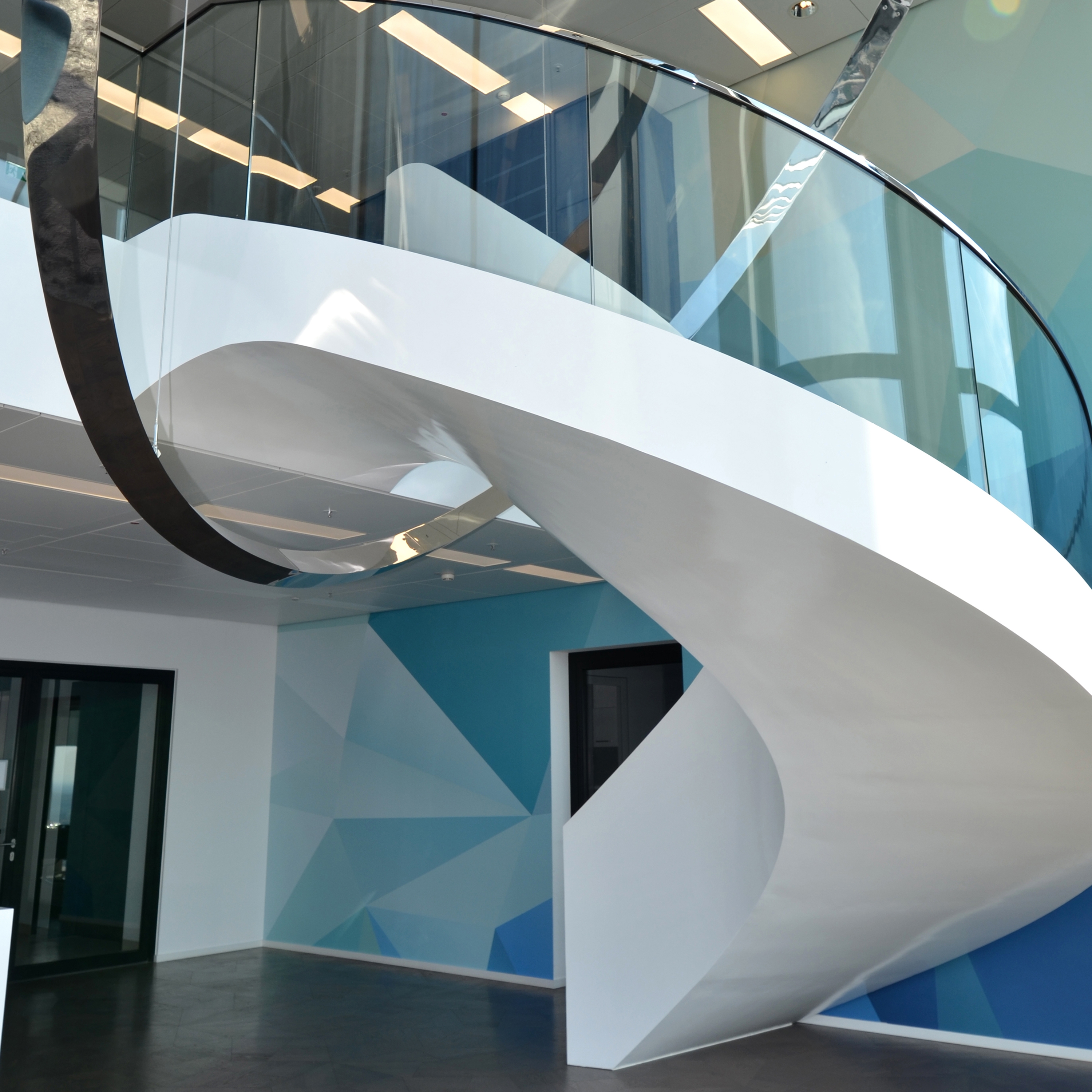 Produkt Außergewöhnliche Skulpturtreppe in Frankfurter Bürohochhaus des Herstellers MetallArt Treppen anzeigen