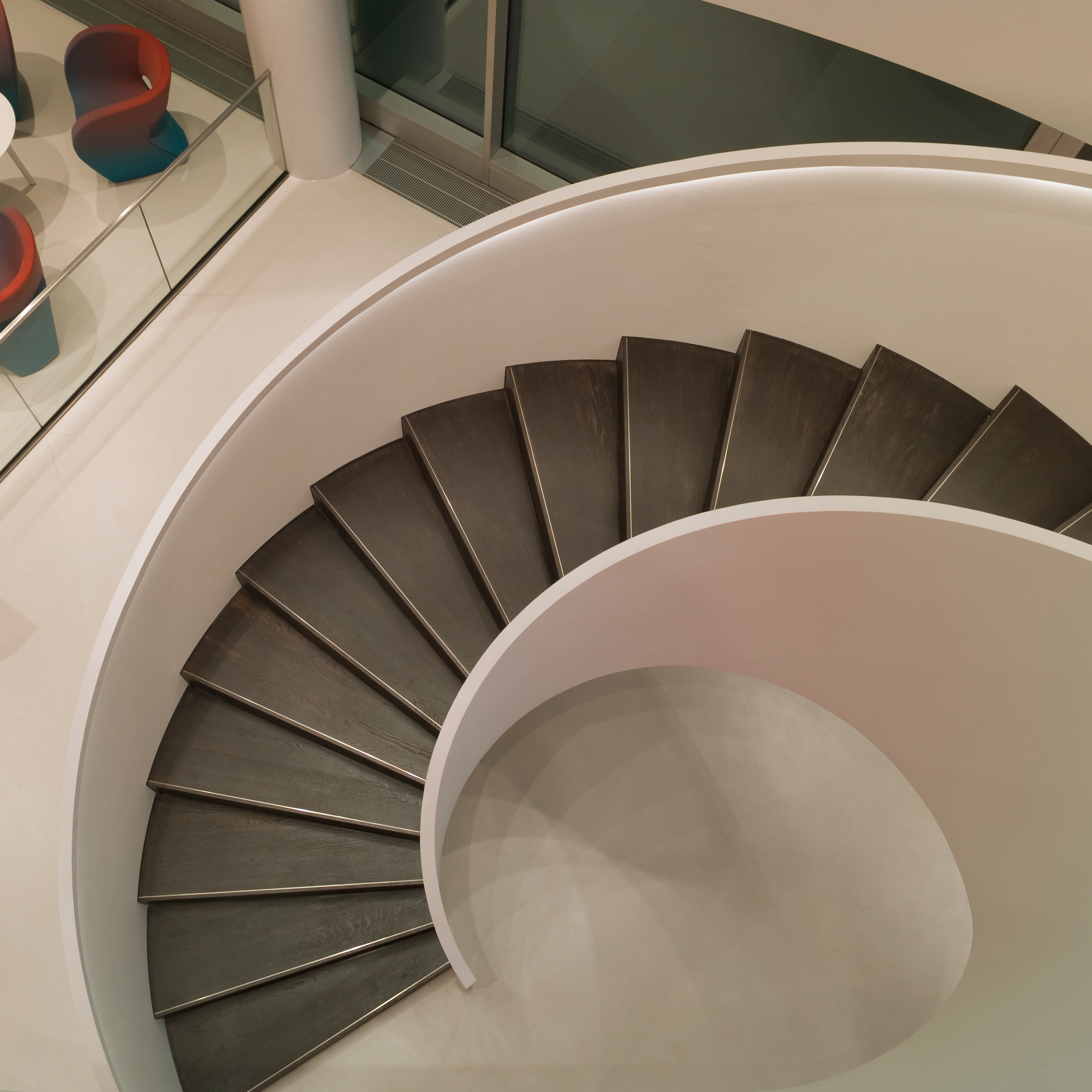 Produkt Skulpturtreppe mit indirekter Beleuchtung in der Hamburger Hypovereinsbank des Herstellers MetallArt Treppen anzeigen