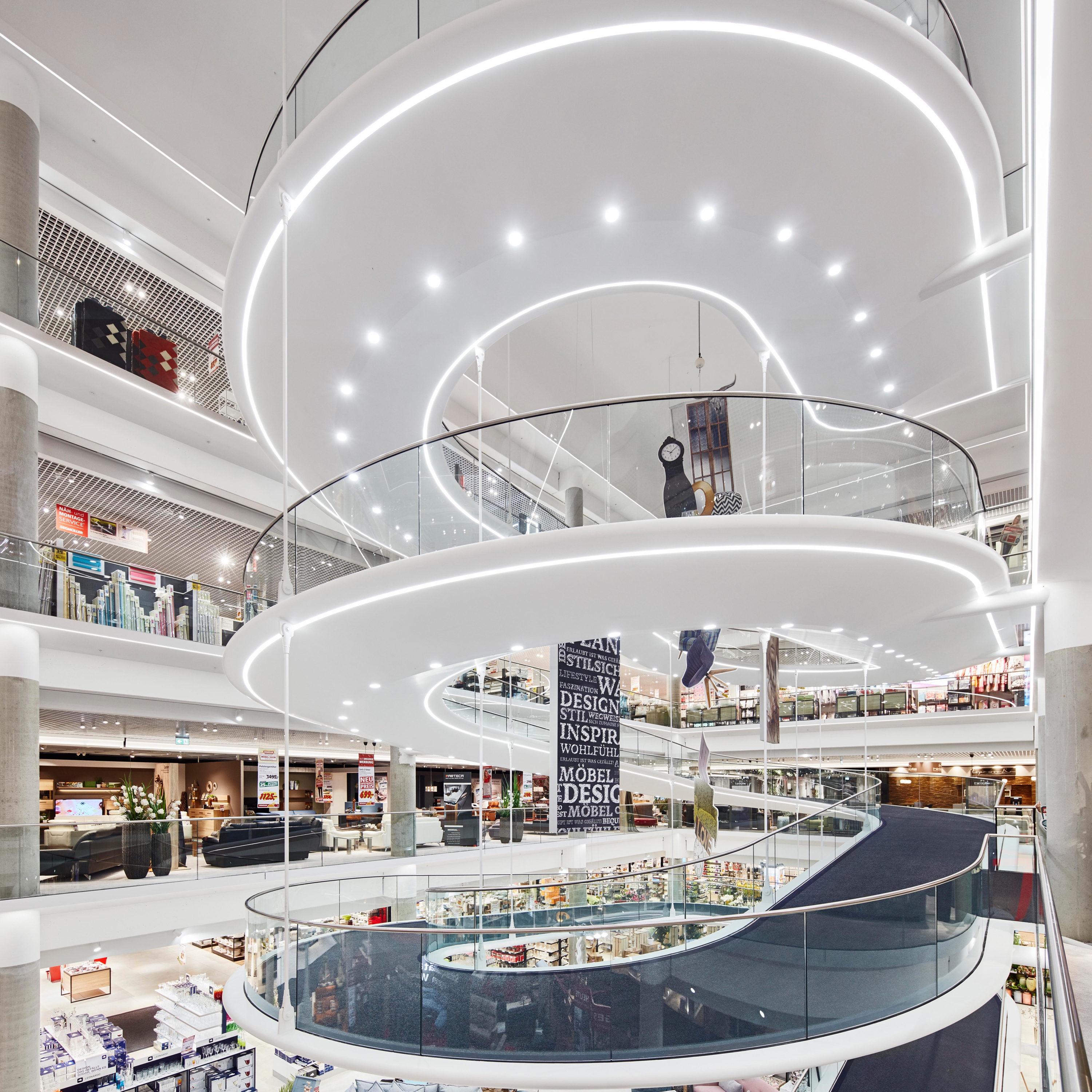 Produkt Spindelrampe mit filigranem Glasgeländer bei Segmüller in Pulheim des Herstellers MetallArt Treppen anzeigen