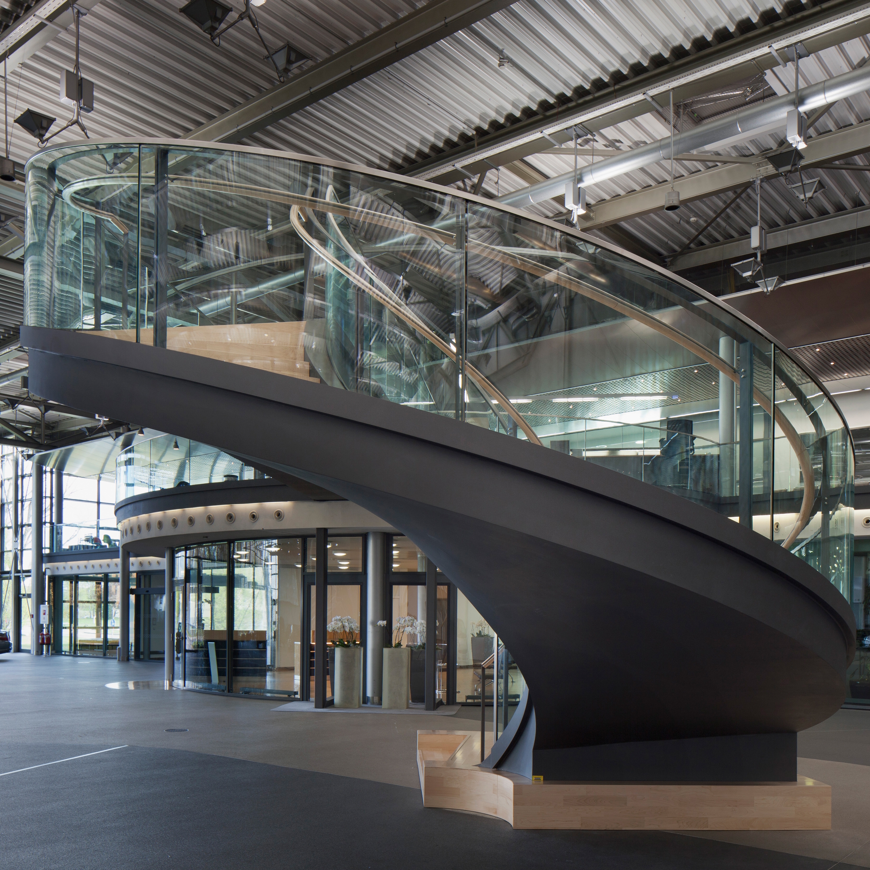 Produkt Designtreppe mit Glasgeländer bei Daimler in Sindelfingen des Herstellers MetallArt Treppen anzeigen