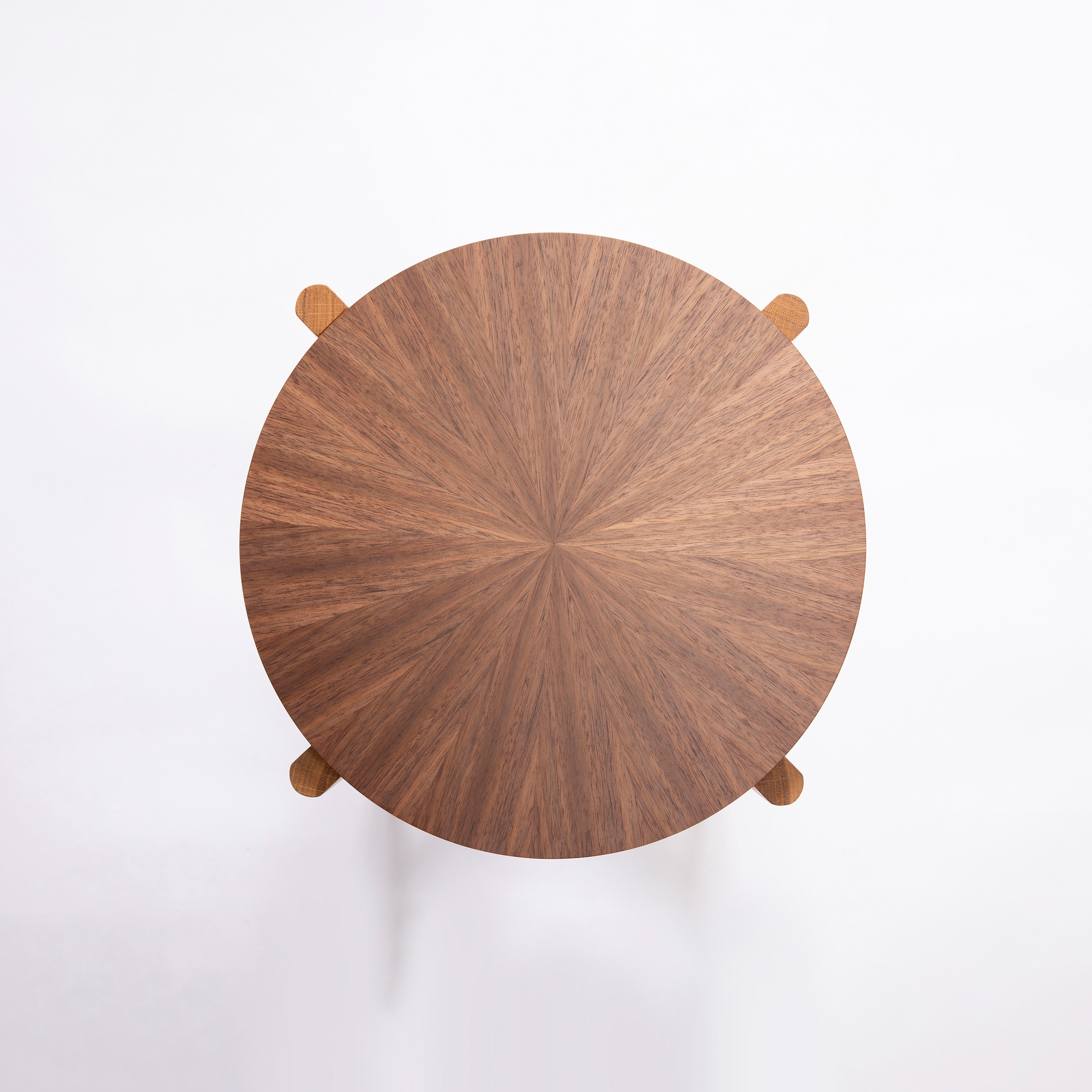 Vertoon produk Mori Kougei  | Sliced Veneer
 Ray Pattern table top dark wood van vervaardiger Hiyoshiya