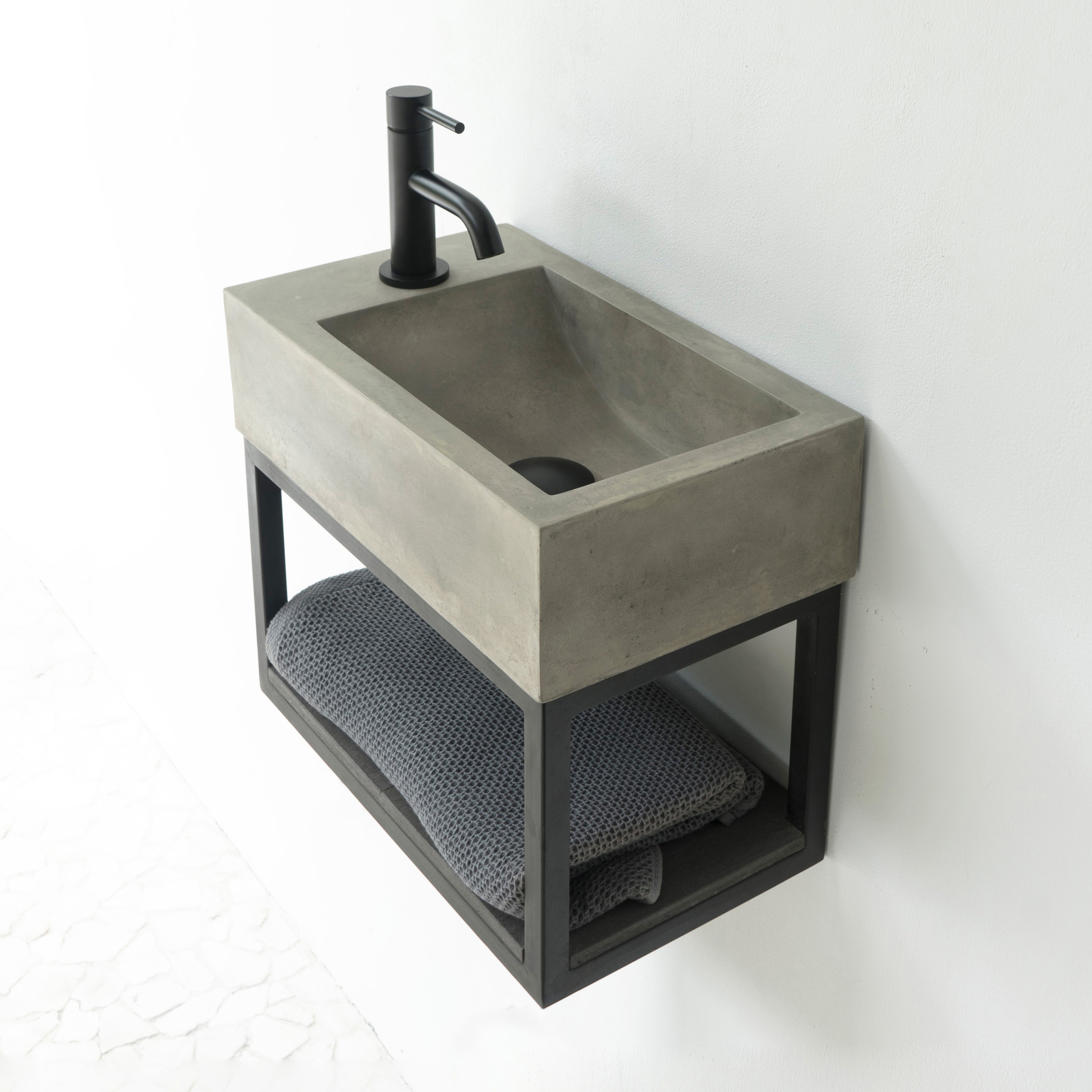 Produkt Basic with black powdercoated frame - Concrete Basin - Sink - Washbasin - Wallmount des Herstellers ConSpire anzeigen