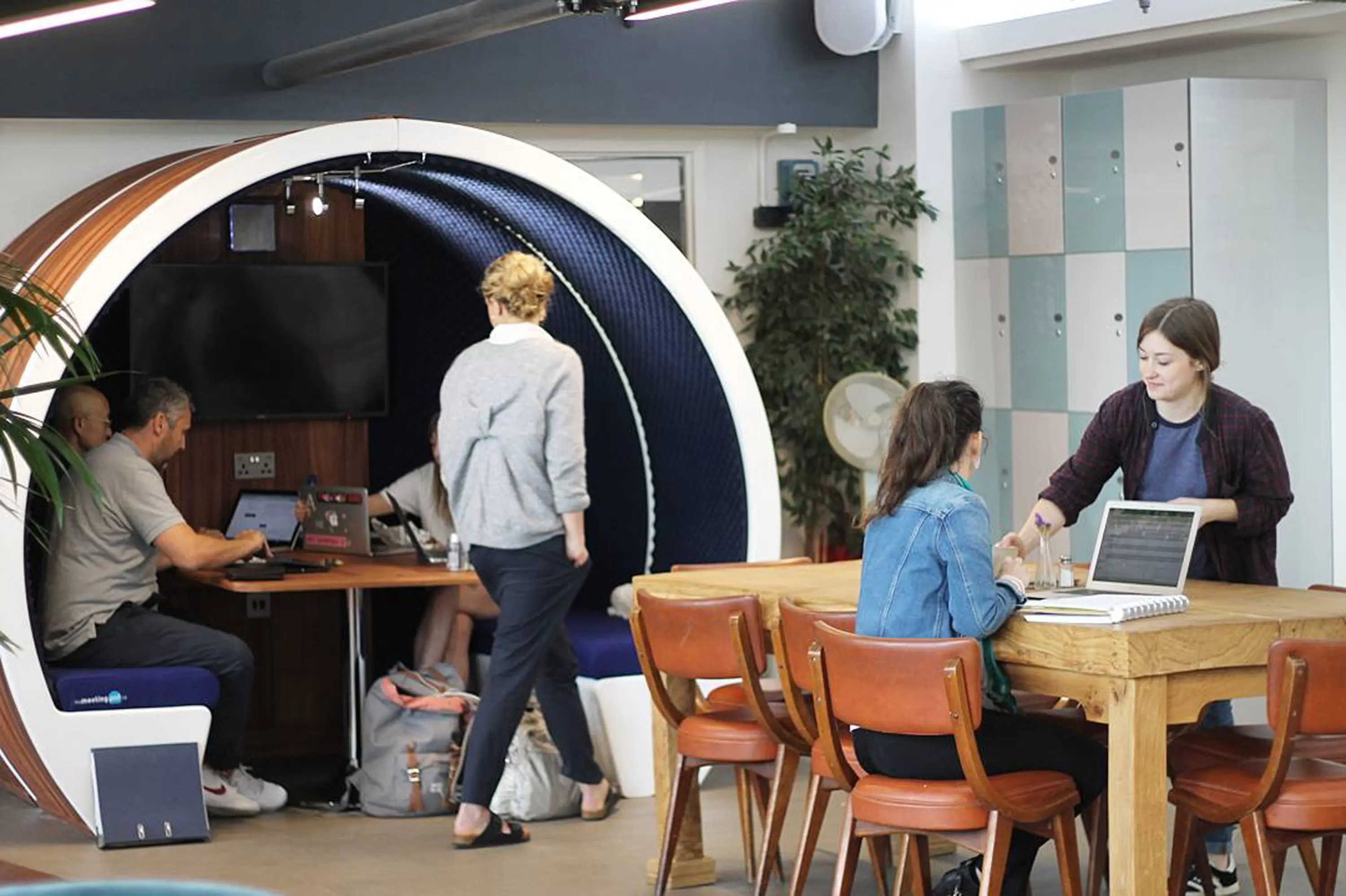 The Meeting Pod - 4 Person Fully Enclosed Meeting Pod with Glass Back Panel