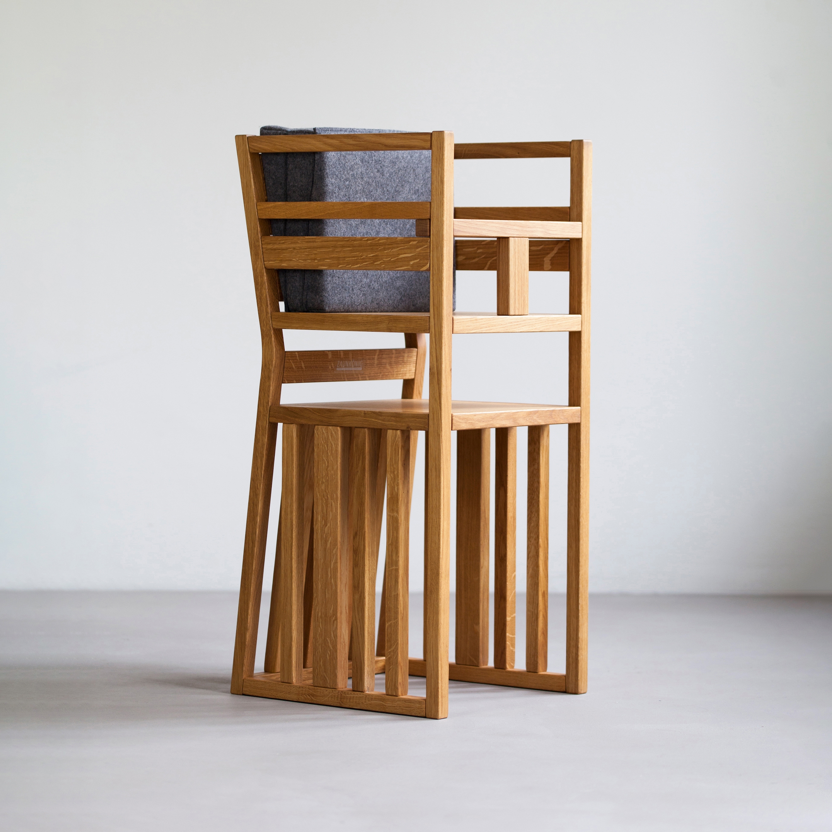 Afficher le produit Chaise haute | chêne, feutre de laine du fabricant Zaunkönig