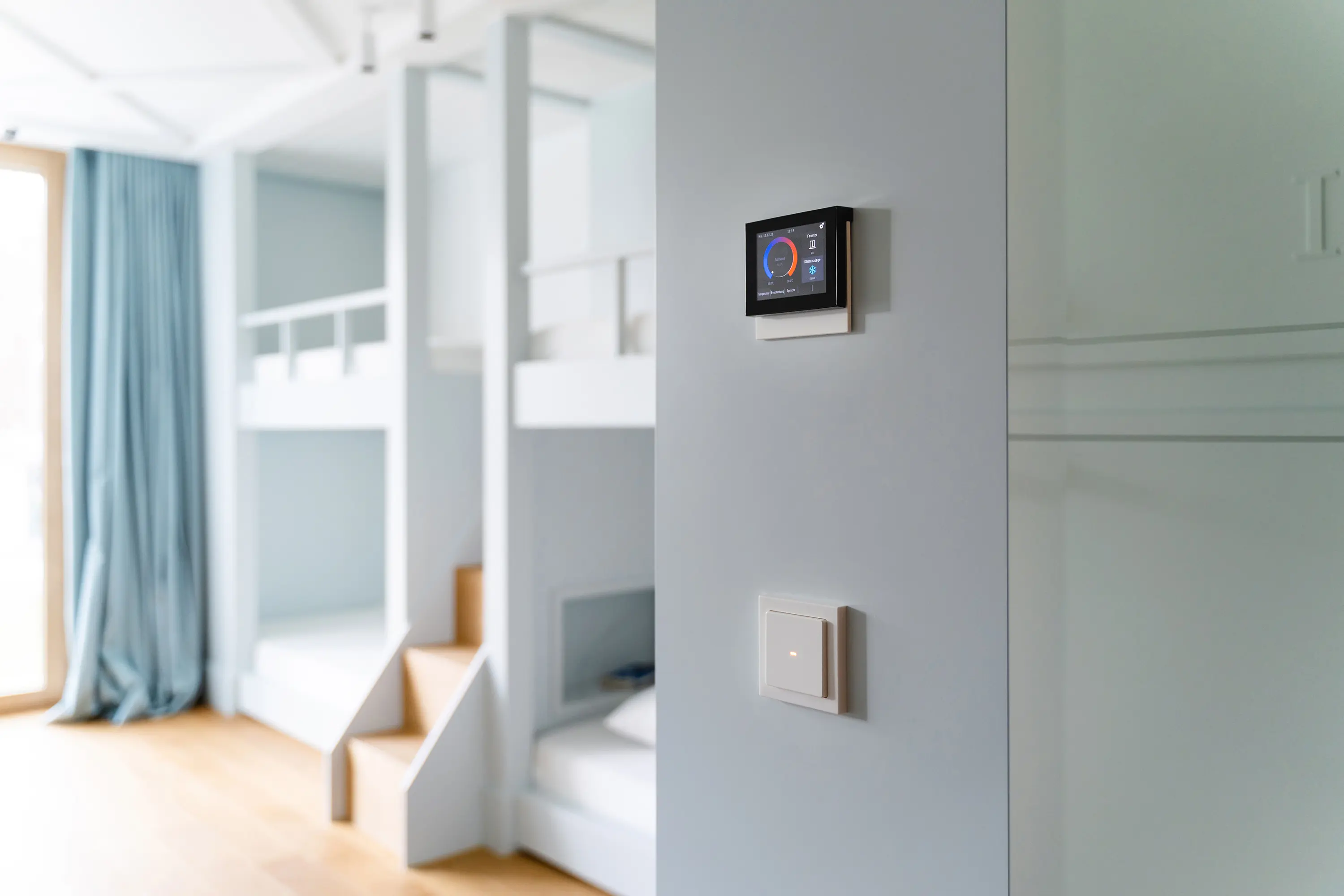 Hager - Berker Touch Control - Raum­be­dien­gerät und Tempe­ra­tur­regler in einem