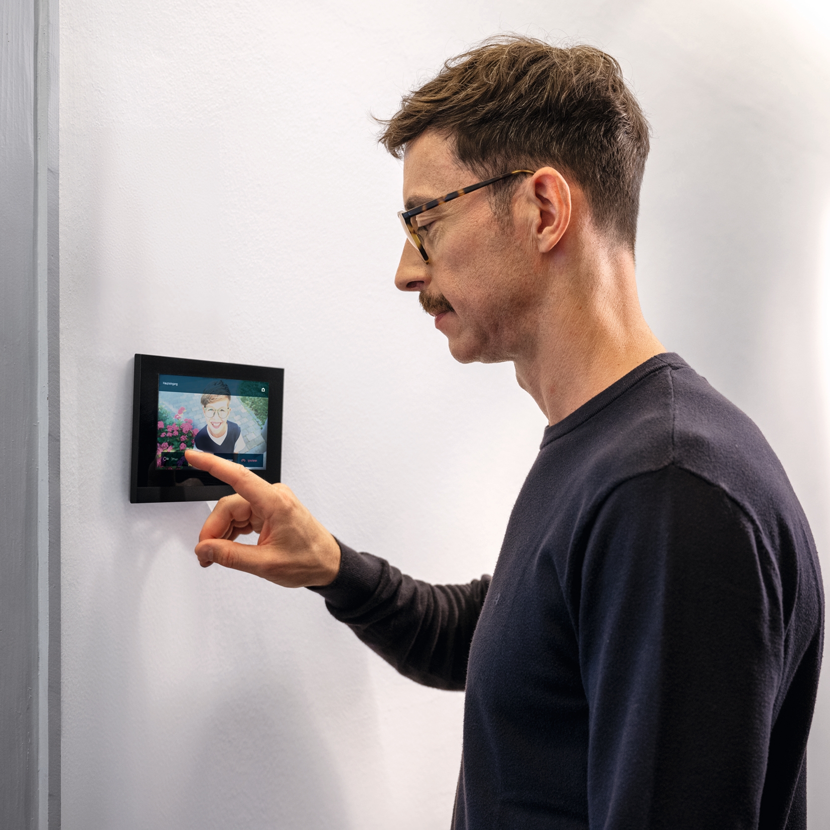 Display product Innenstation intercom view from manufacturer Hager