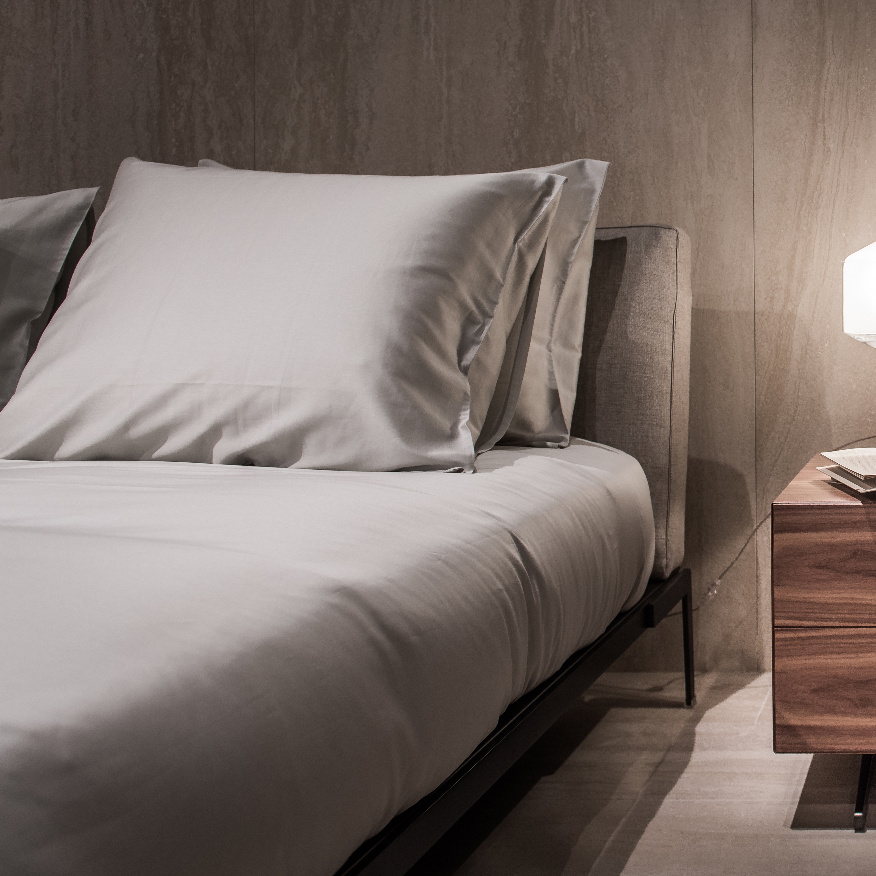 Mostrar el producto Project Bedlinnen | Morning Glow at the Flexform Flagshipstore Amsterdam by Frankly Amsterdam del fabricante Frankly Amsterdam