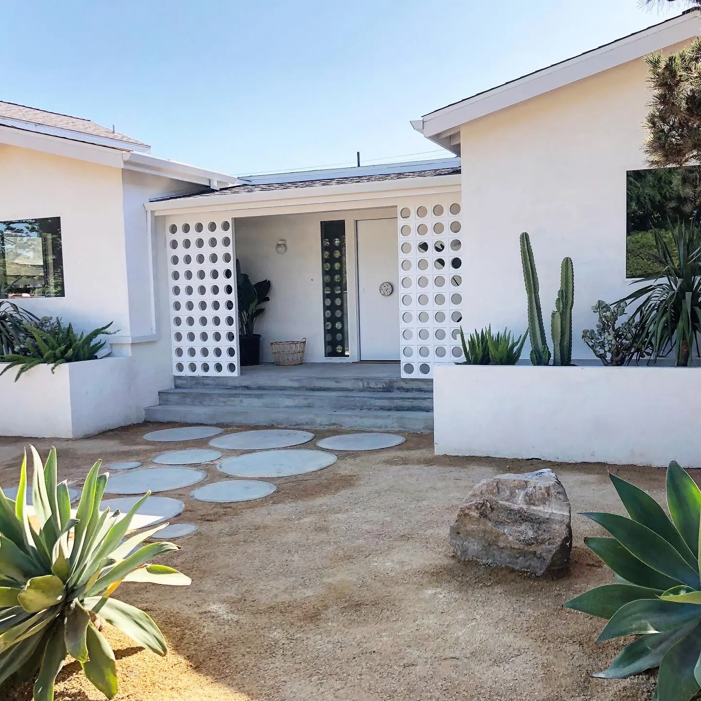 Eso Surfaces - Breeze Block | White