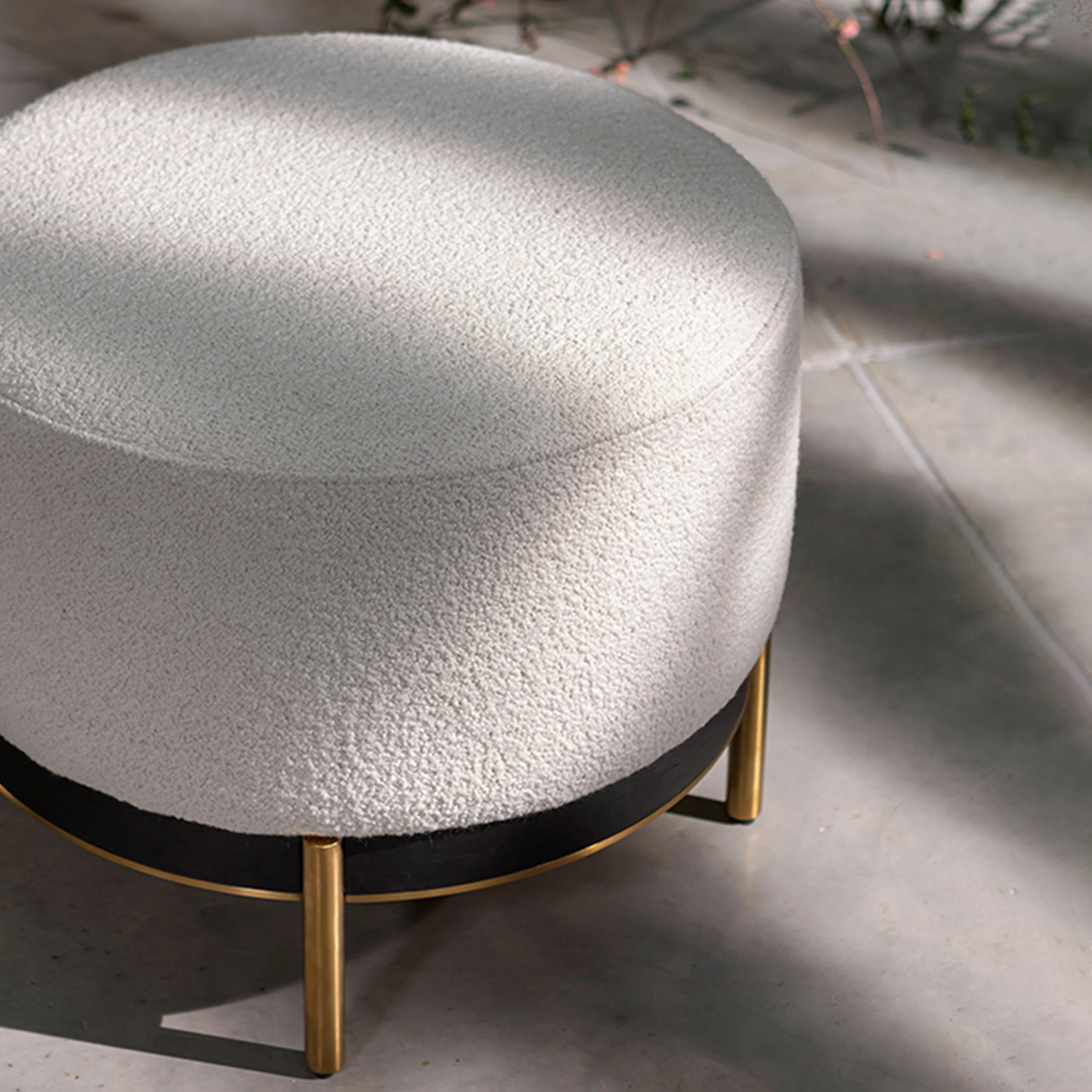 STOOLS & POUFS