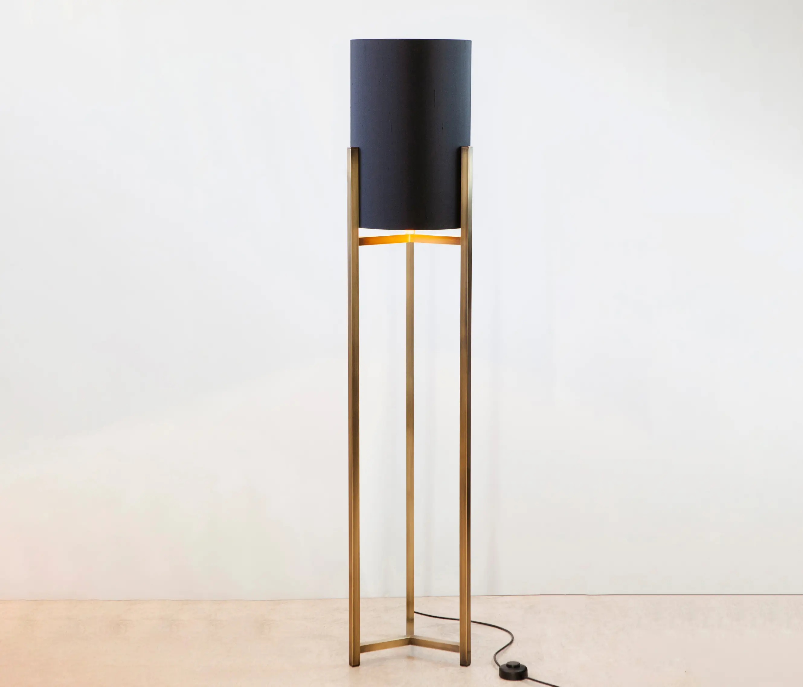 Craftvoll - Standing Lamp WCM9 | The Tría