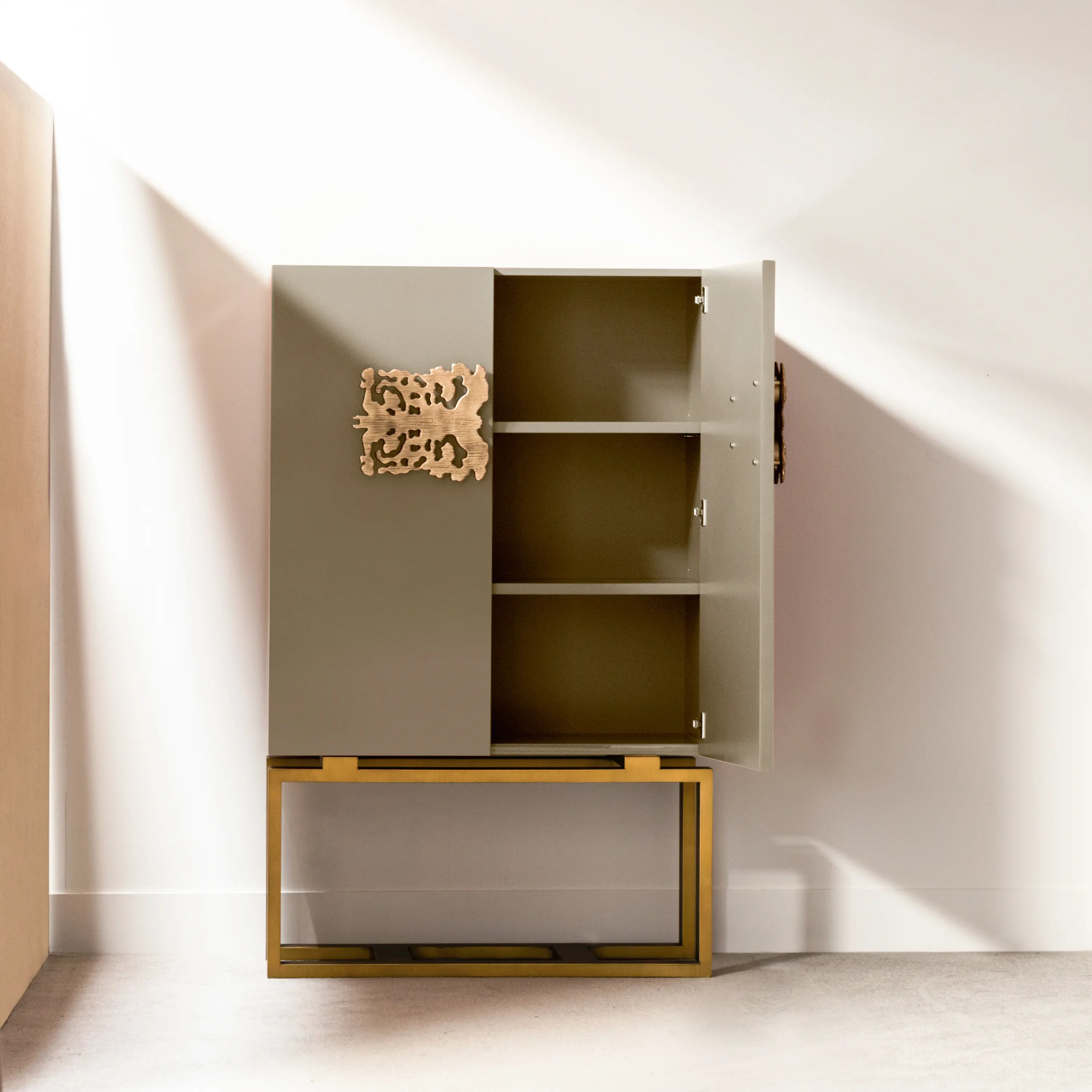 Hamilton Conte - Biscornet | Lacquered Doors