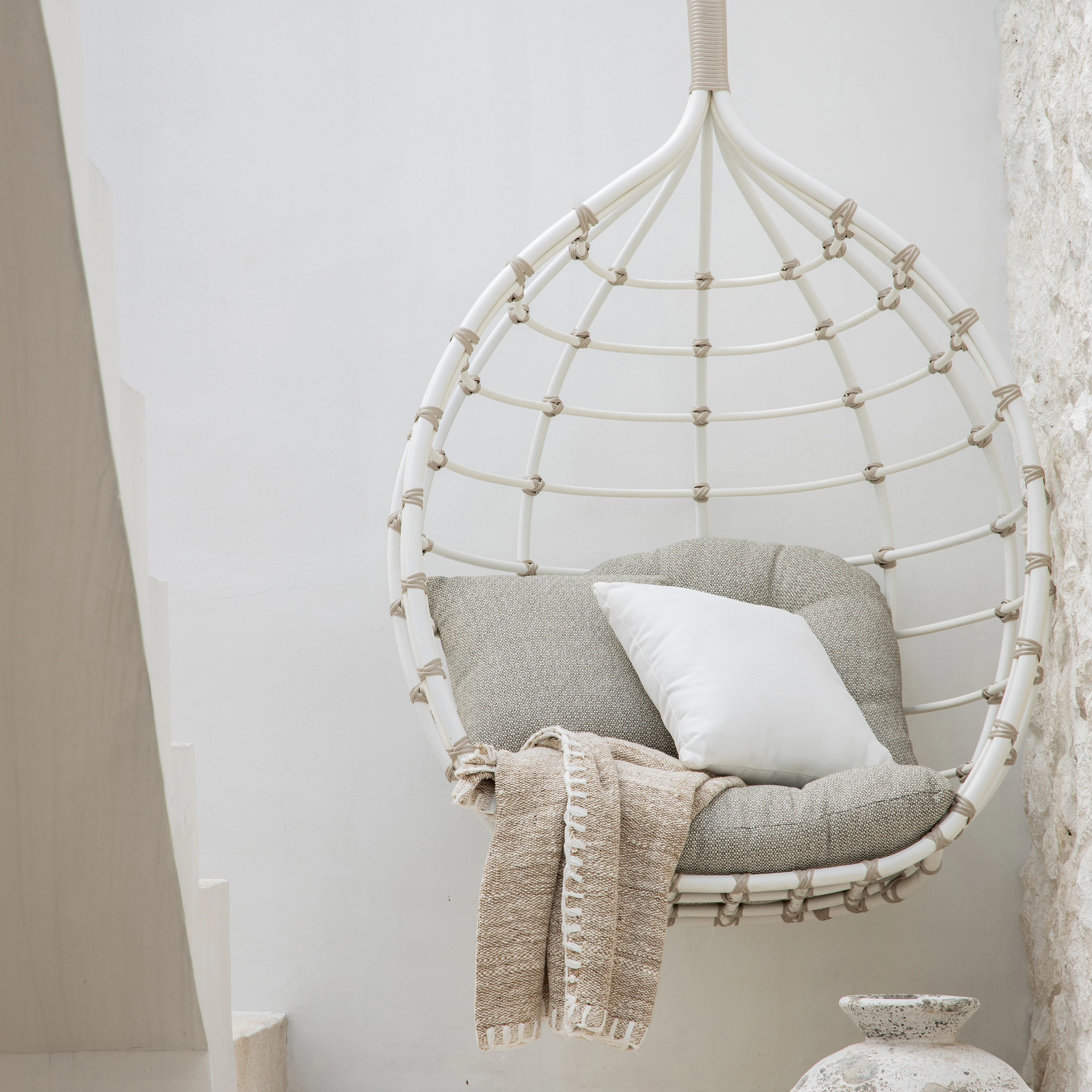 HANGING CHAIRS