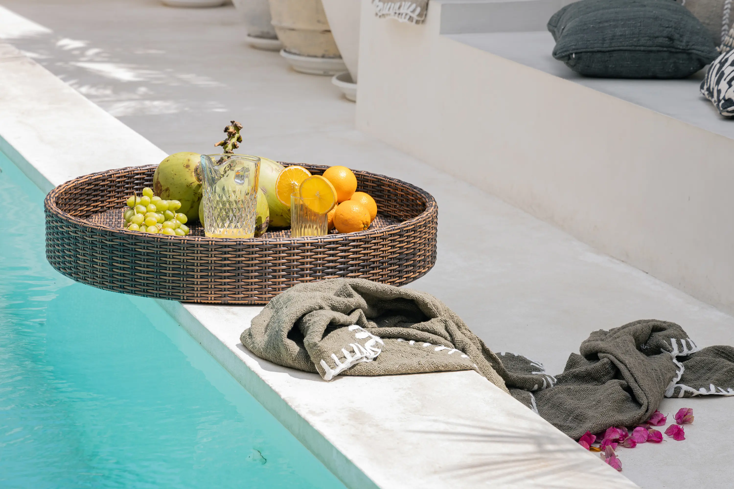 cbdesign - Renato Round Floating Tray