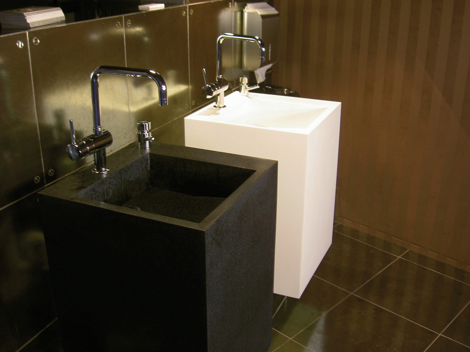 Mostrar el producto STARON® Washbasin del fabricante Staron®