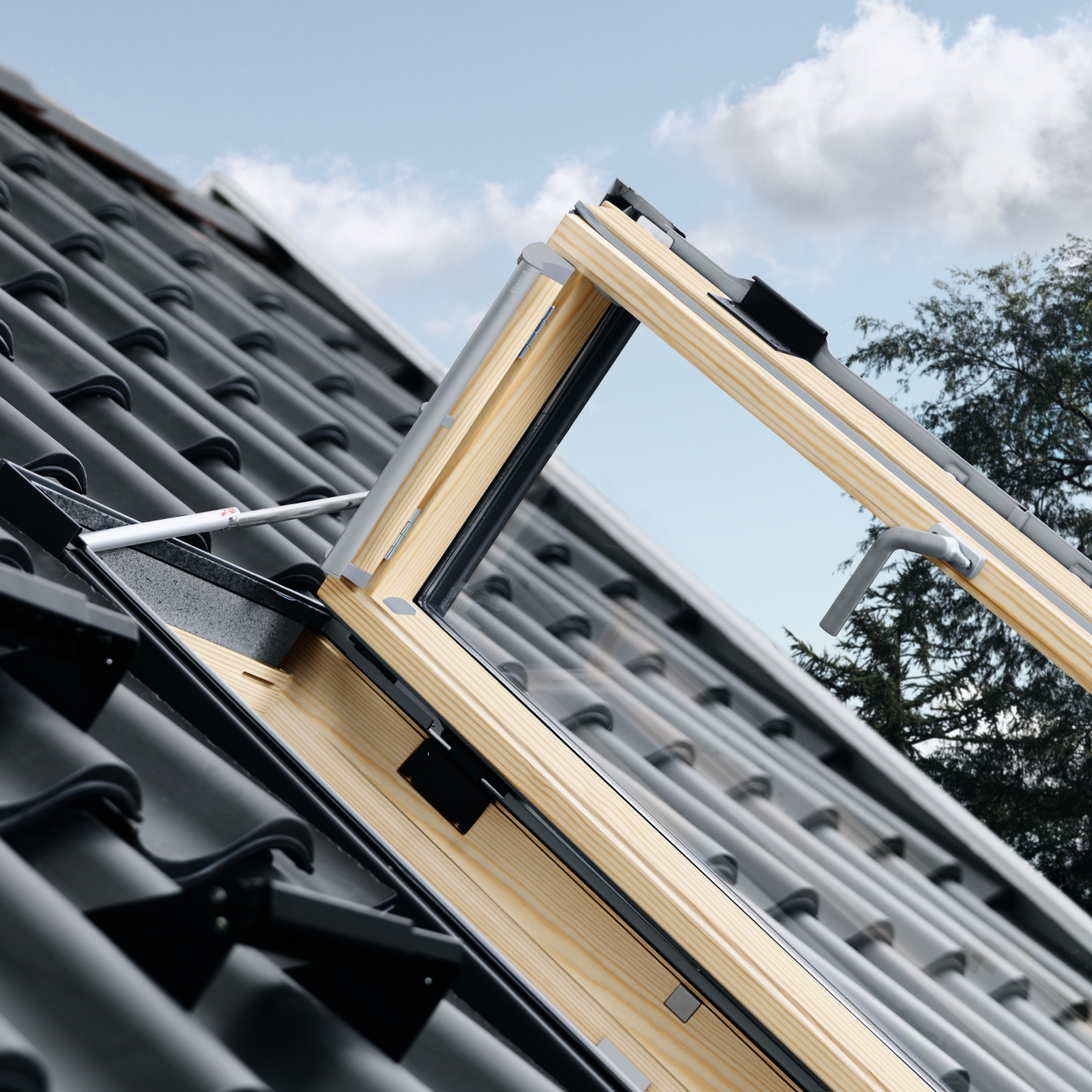 Mostra il prodotto VELUX side-hung roof exit window GXL del produttore VELUX Group