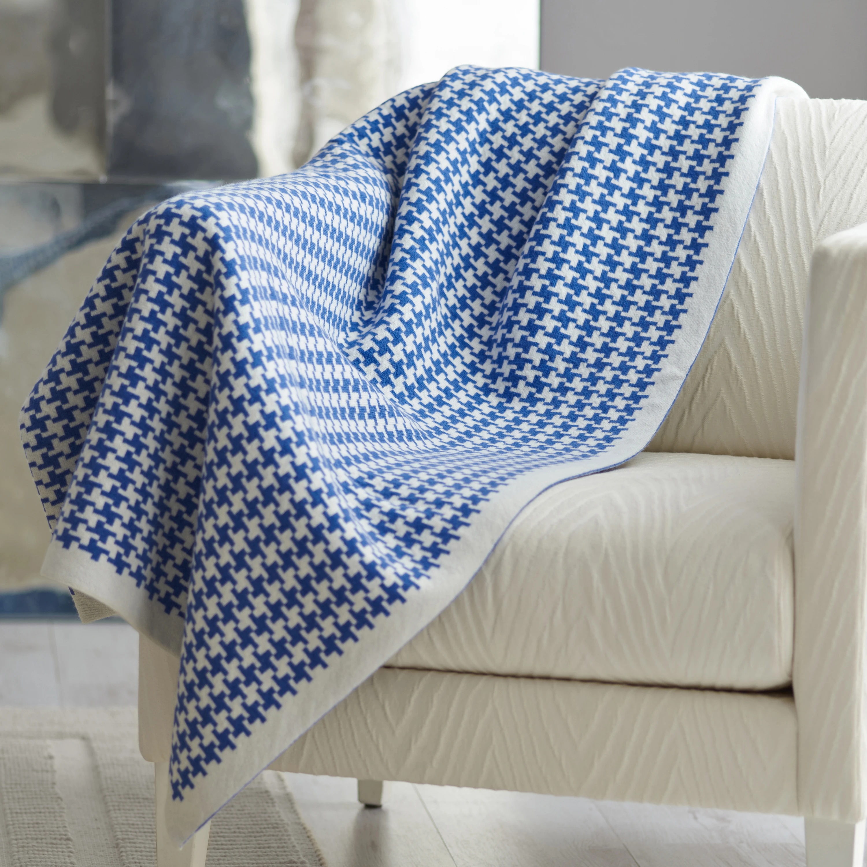 THROW AND BLANKETS