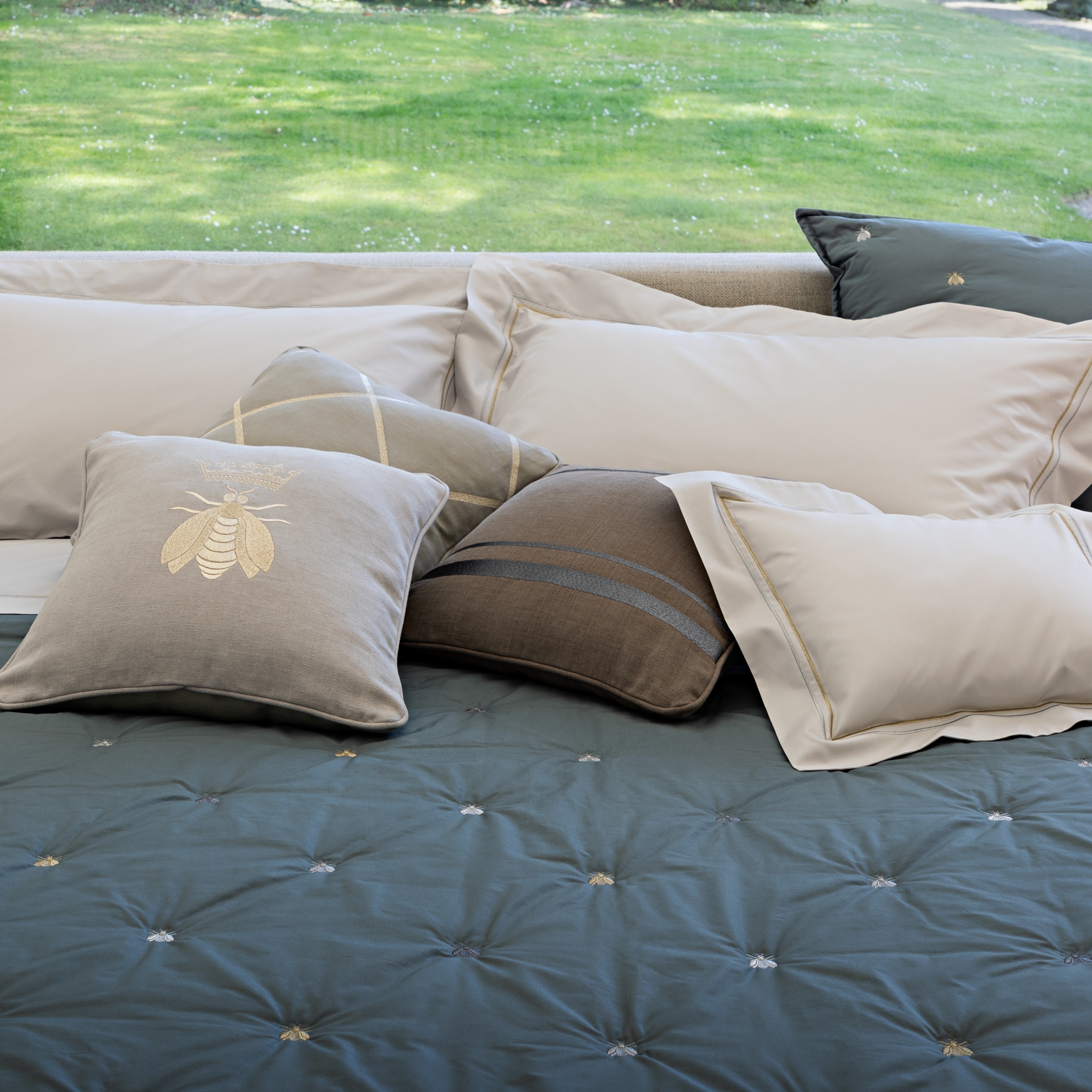 Produkt Api percalle Multicolor metallic embroidery Quilted bedspread des Herstellers Mastro Raphael anzeigen