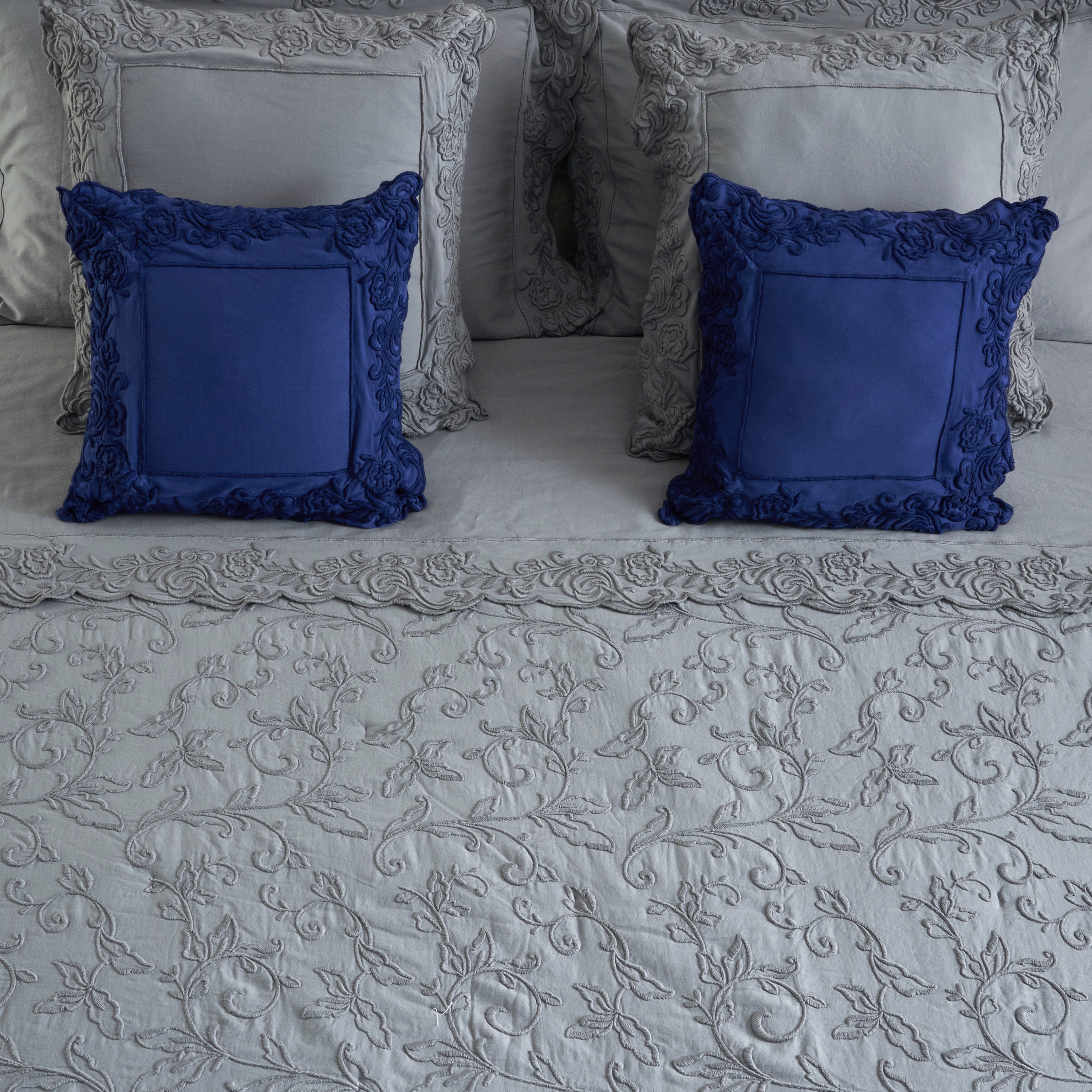 Produkt Dune merveille Quilt with allover embroidery des Herstellers Mastro Raphael anzeigen