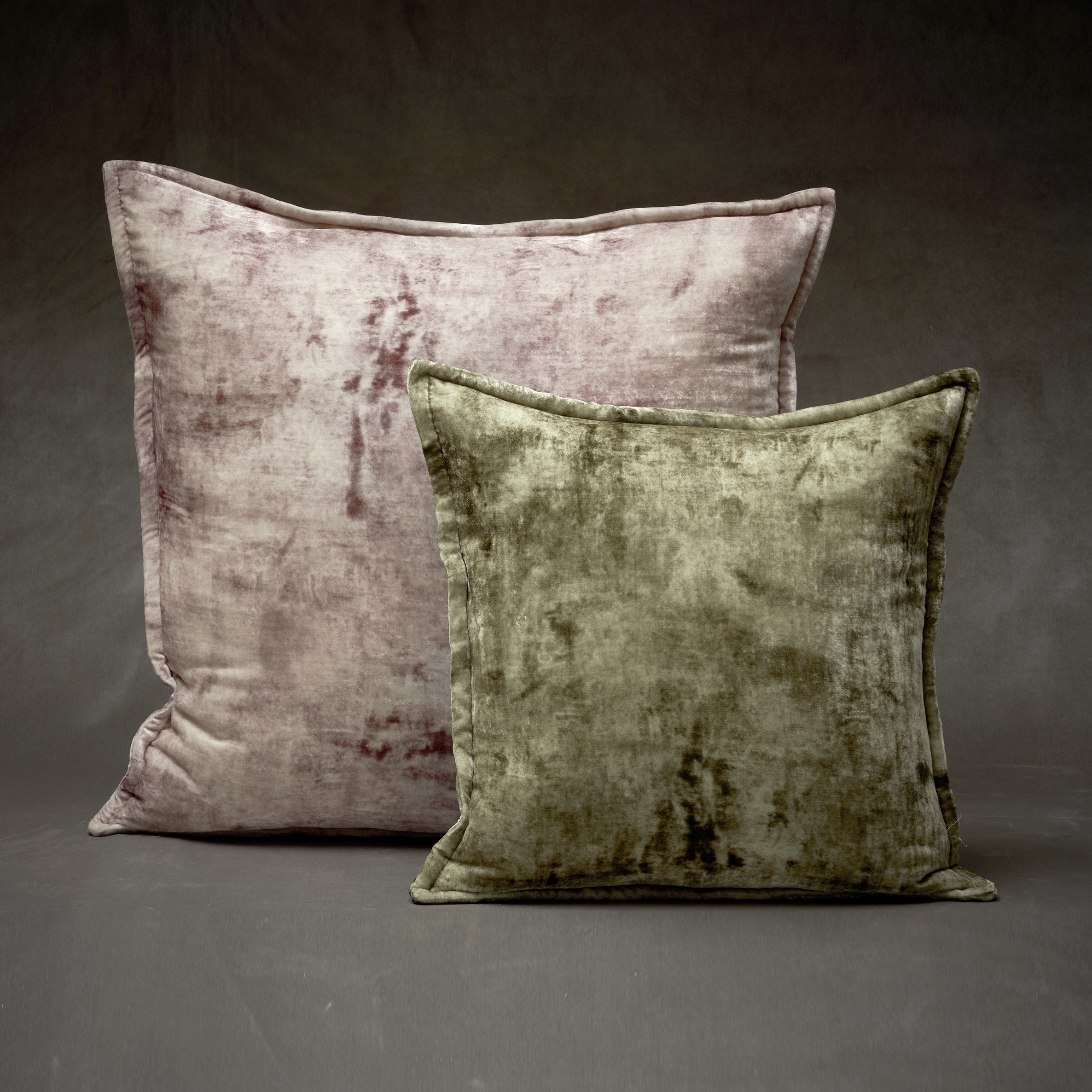 Display product Tiziano Cushion in plain velvet from manufacturer Mastro Raphael