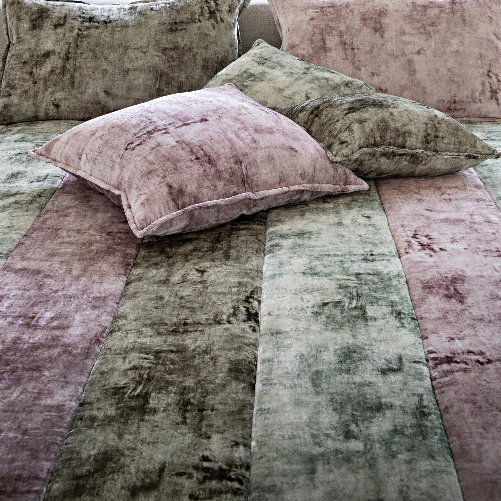 Produkt Tiziano Quilted bedspread in patchwork striped velvet des Herstellers Mastro Raphael anzeigen